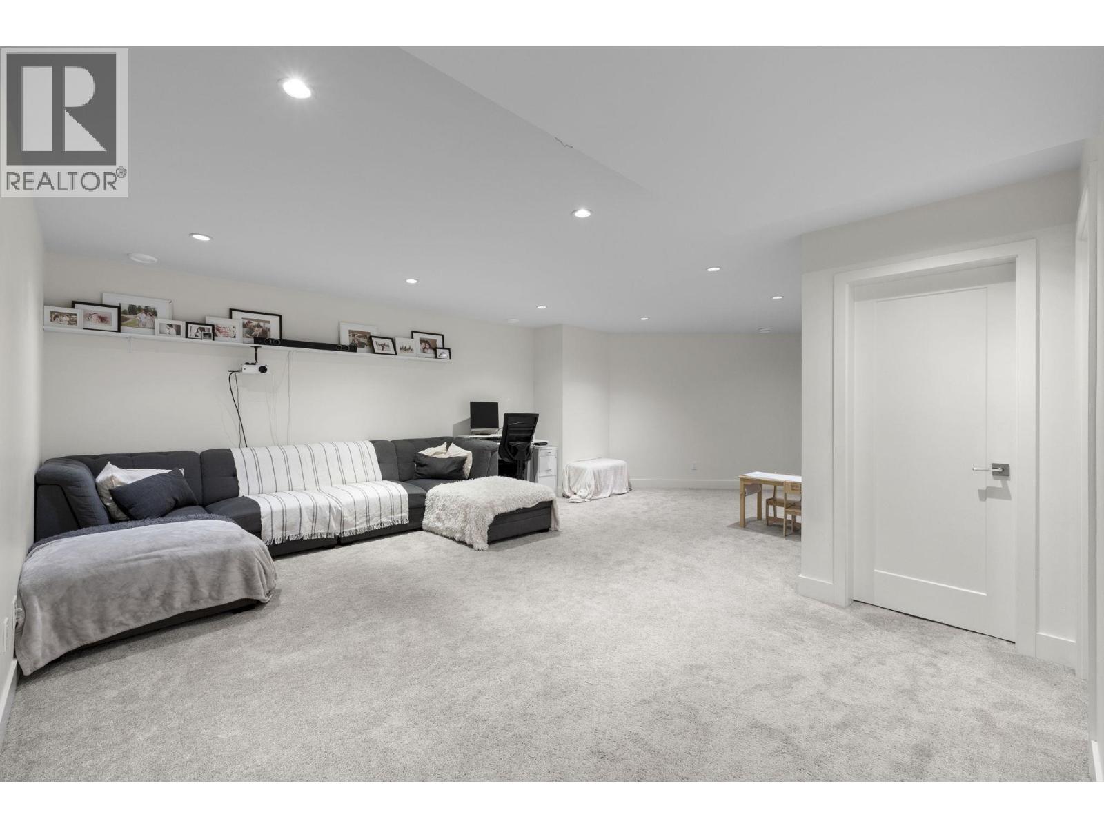 22 3295 SUNNYSIDE ROAD, Anmore