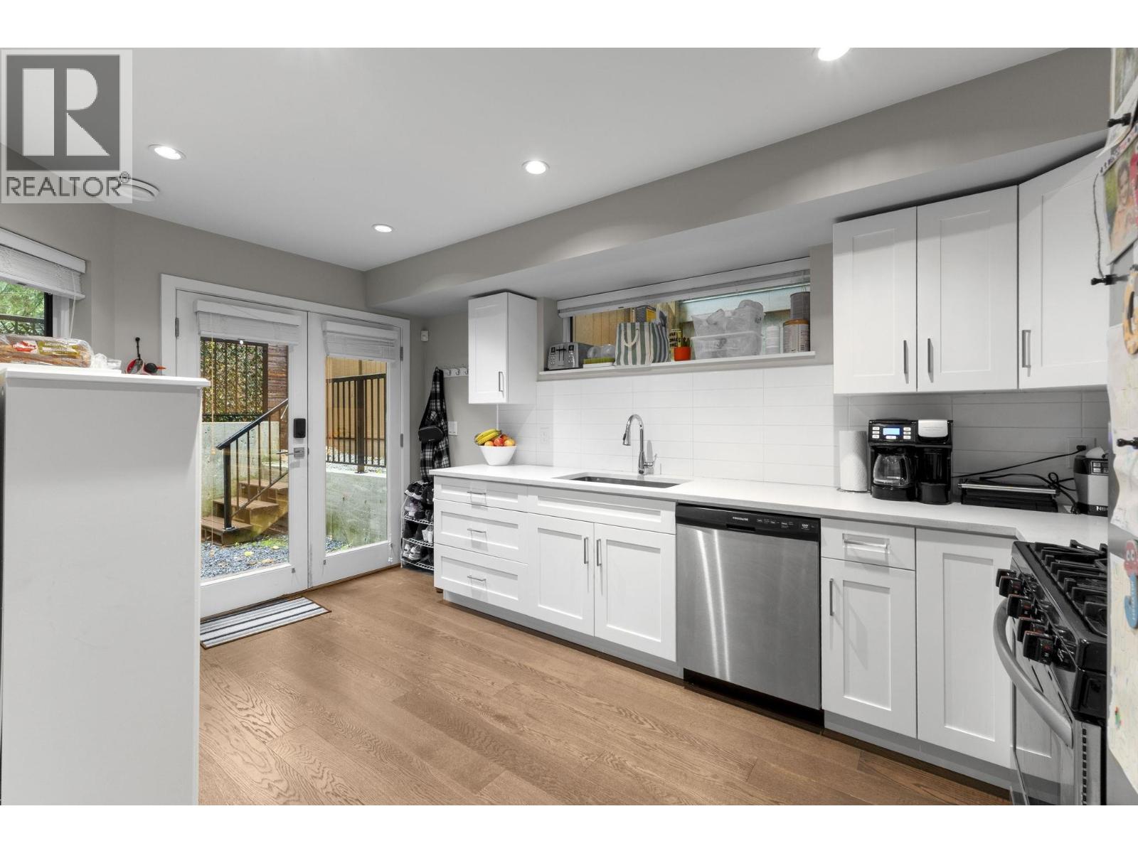 22 3295 SUNNYSIDE ROAD, Anmore