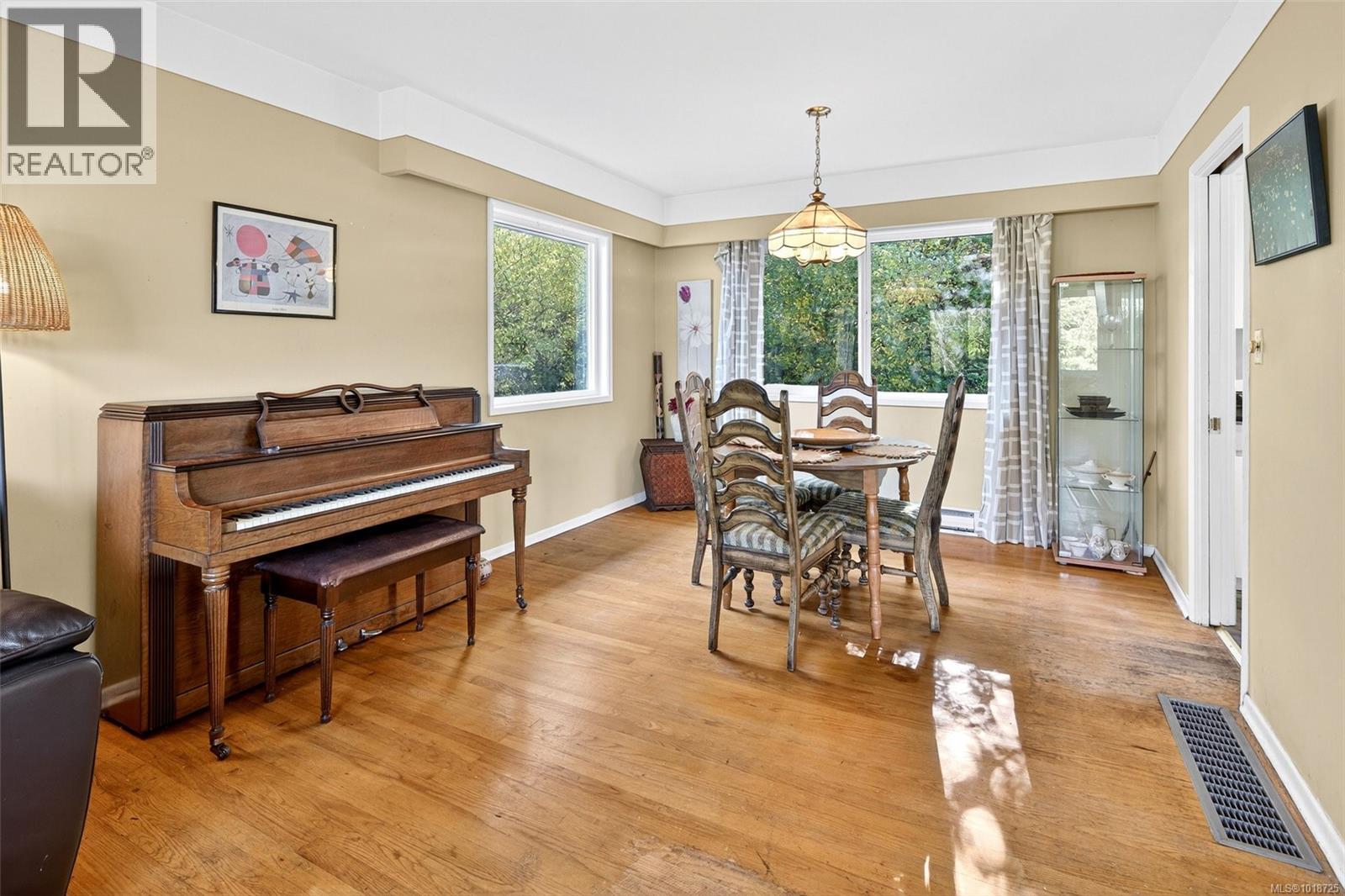 1995 Fairfield Rd, Victoria