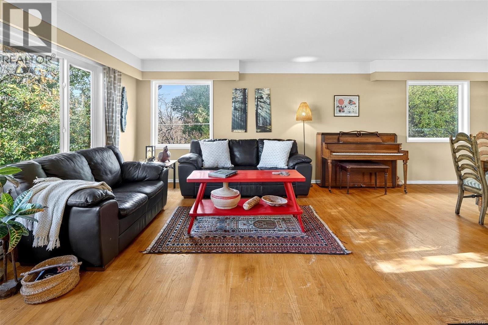 1995 Fairfield Rd, Victoria