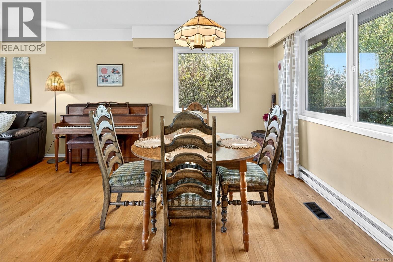 1995 Fairfield Rd, Victoria