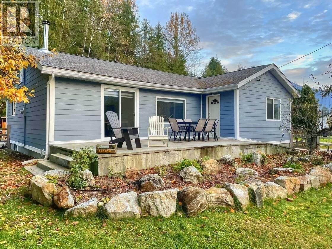 517 3A Avenue NW, Nakusp