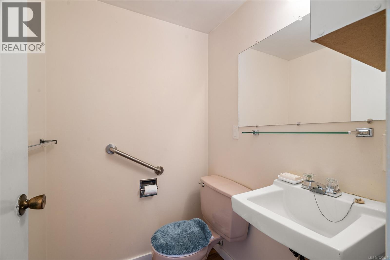  1563 Kenmore Road, Saanich