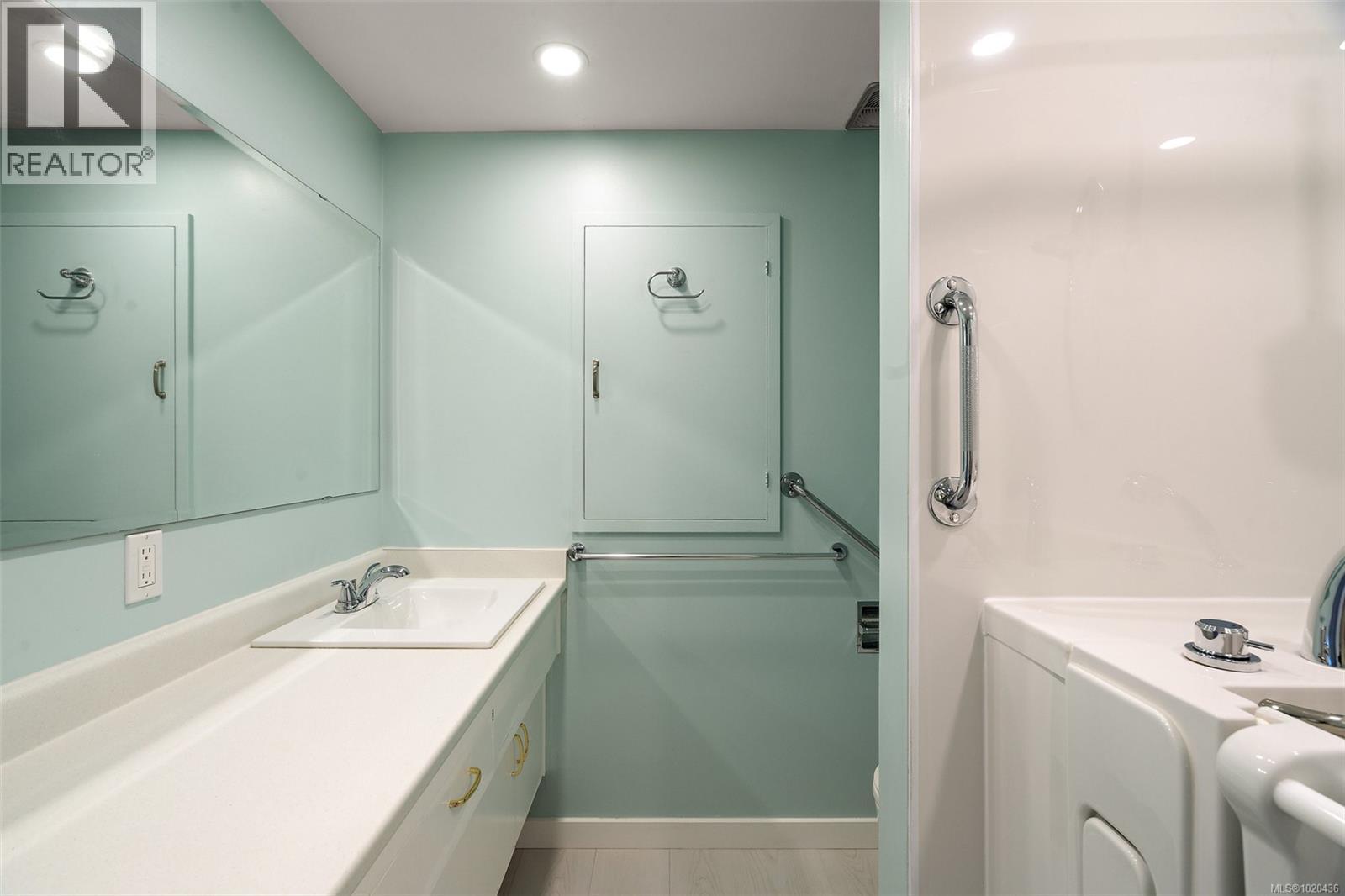  1563 Kenmore Road, Saanich