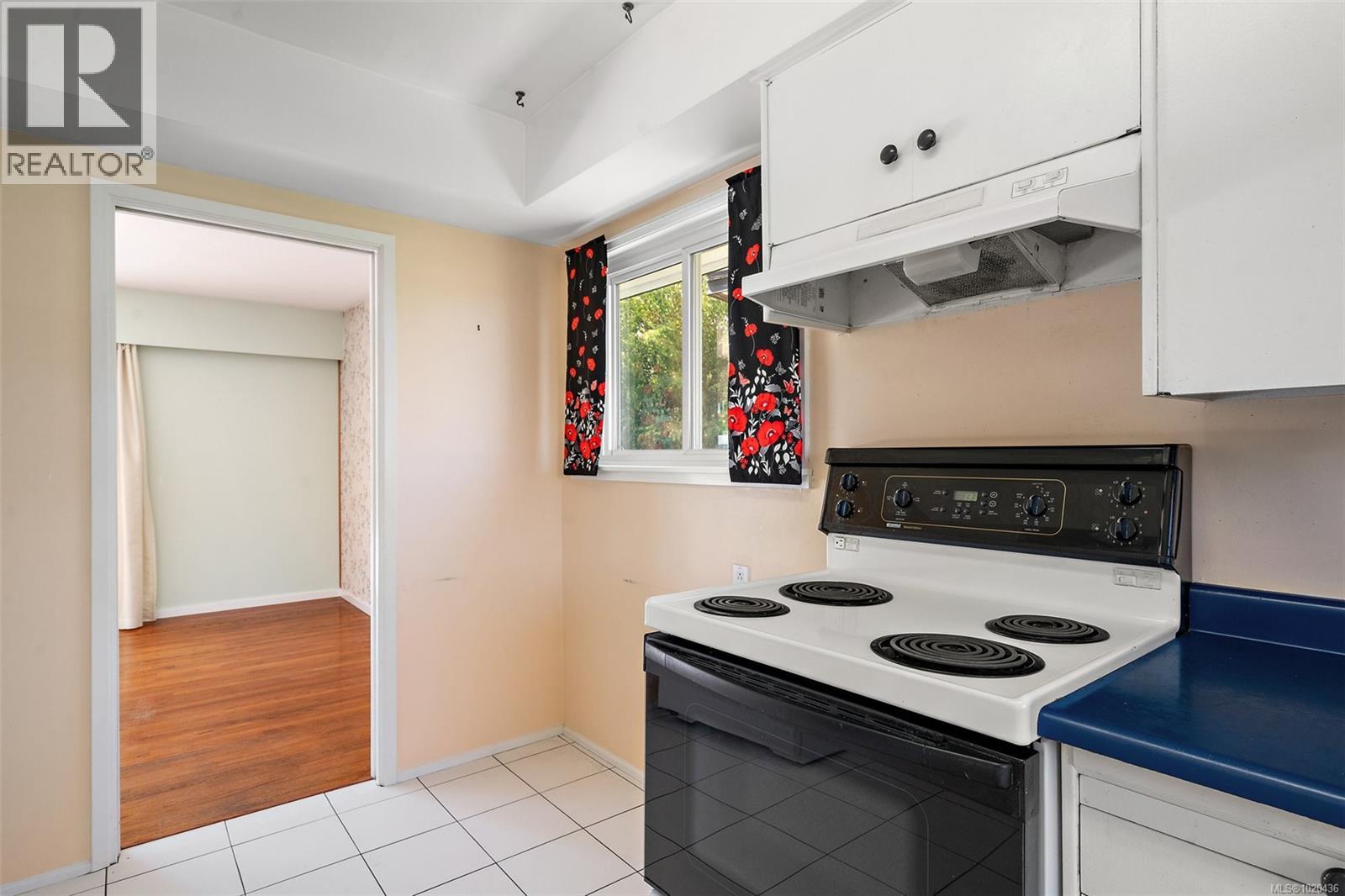  1563 Kenmore Road, Saanich