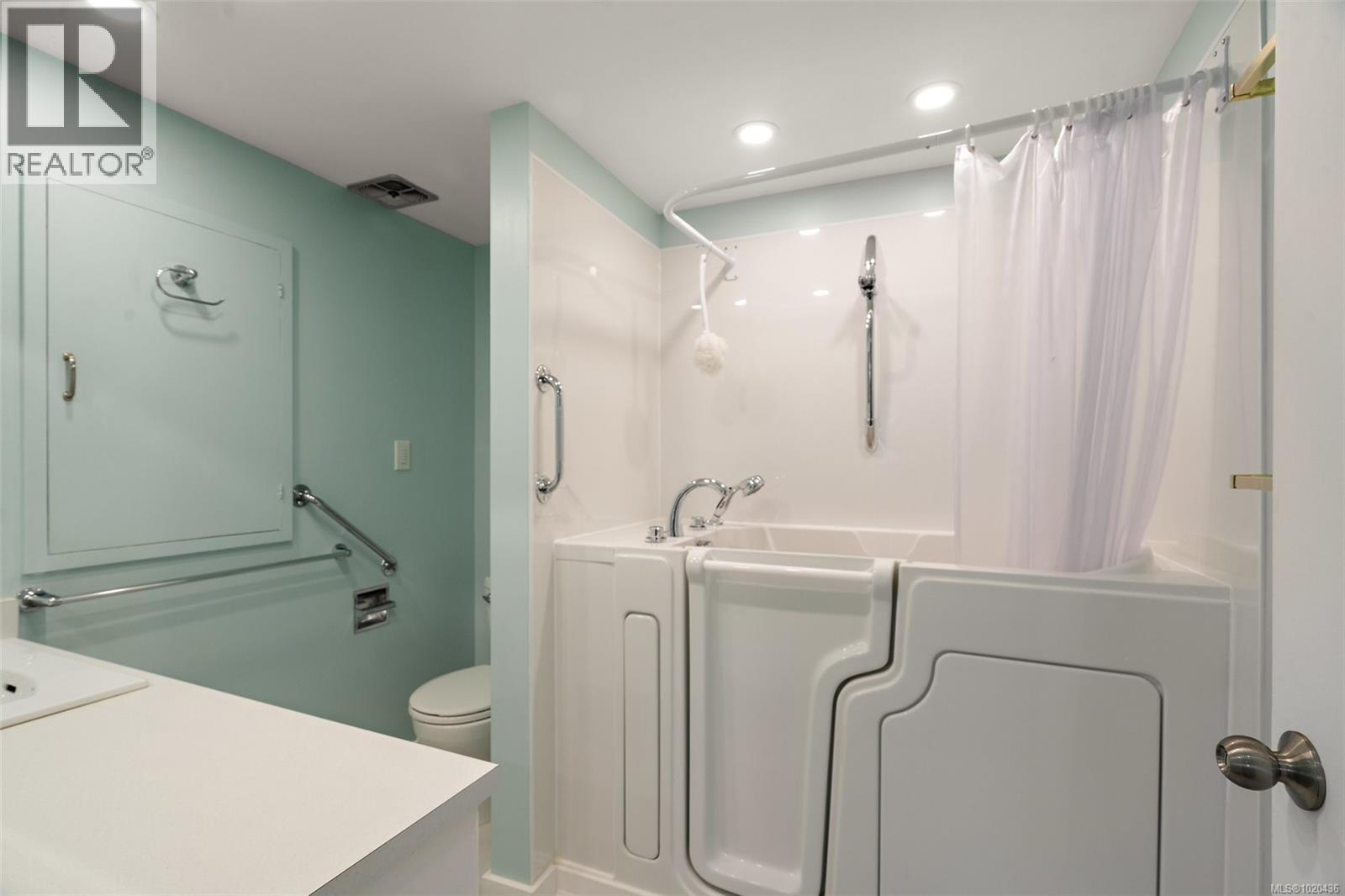  1563 Kenmore Road, Saanich