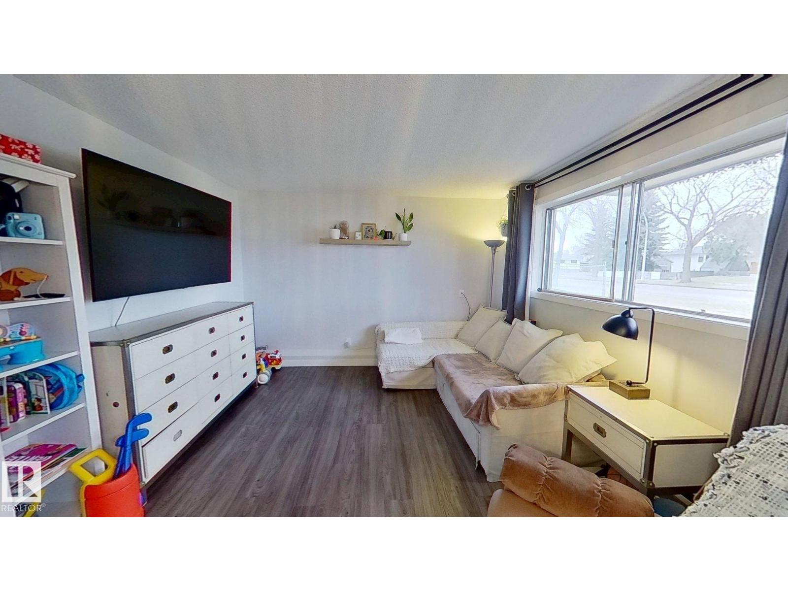 15930 109 AV NW, Edmonton