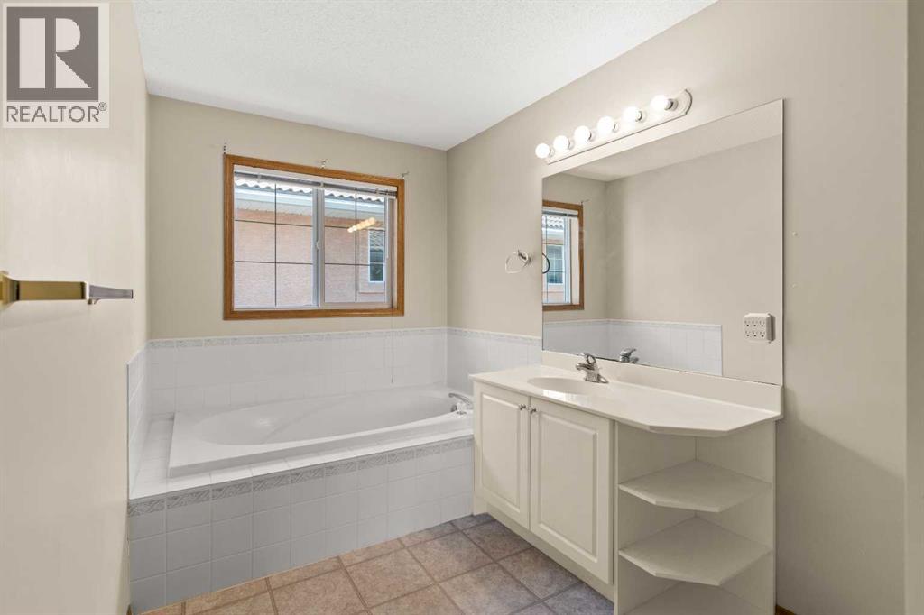 Single Family House for Sale in  Coral Cove NE Coral Springs Calgary 