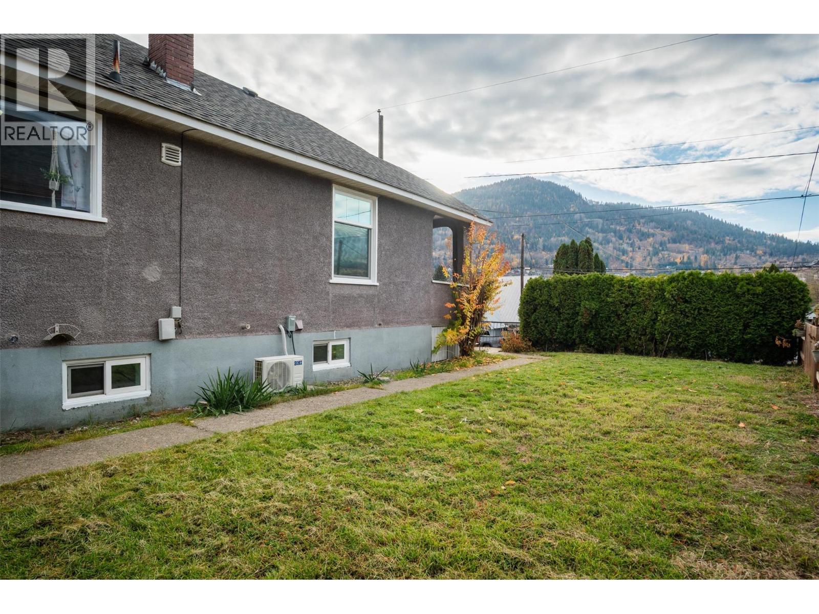 1347 Third Avenue, Trail