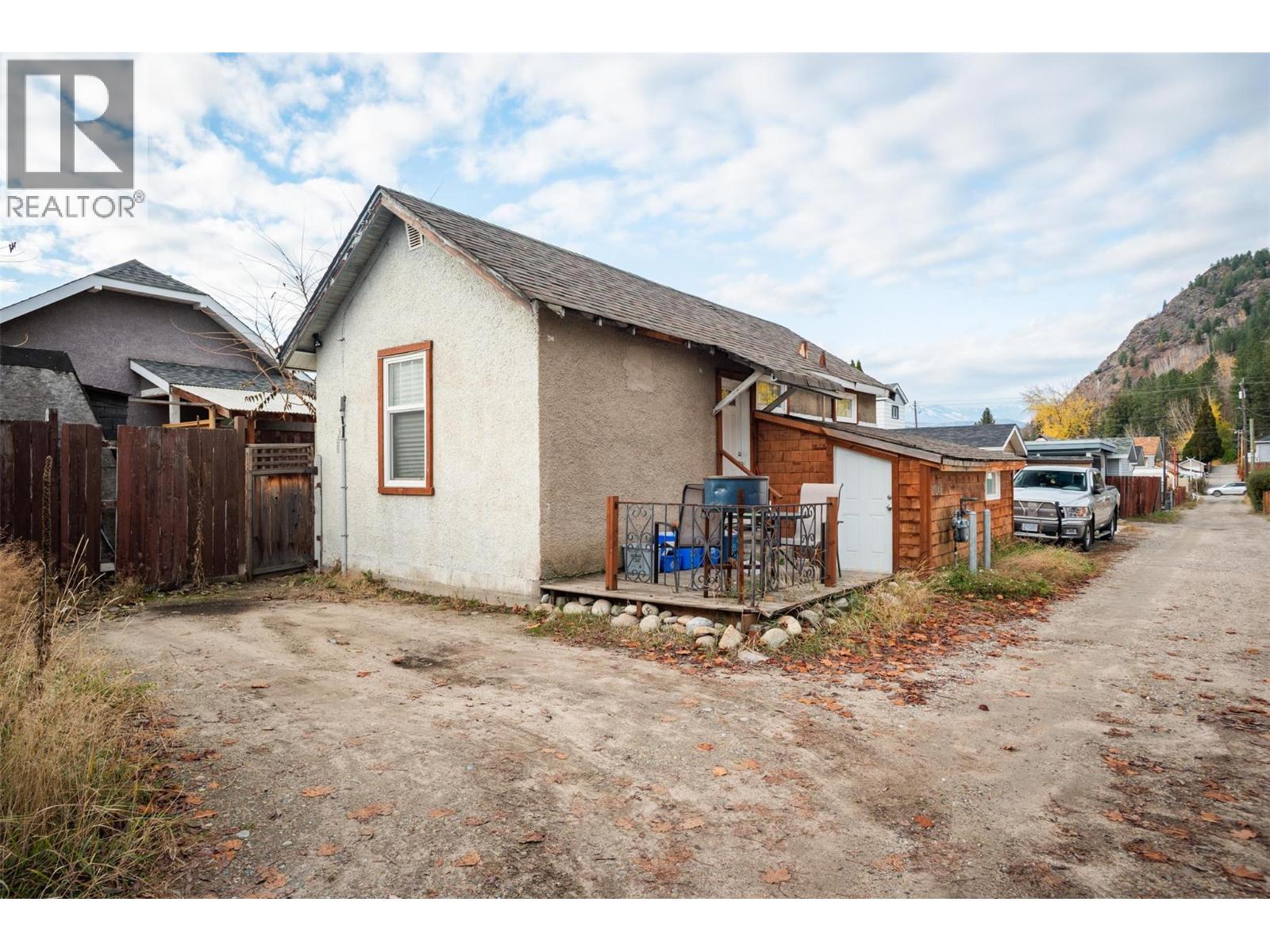 1347 Third Avenue, Trail