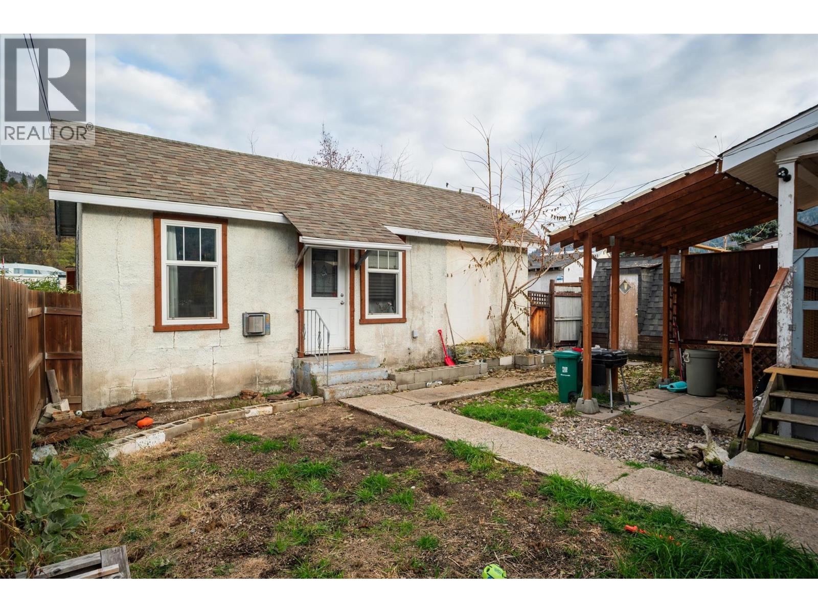 1347 Third Avenue, Trail