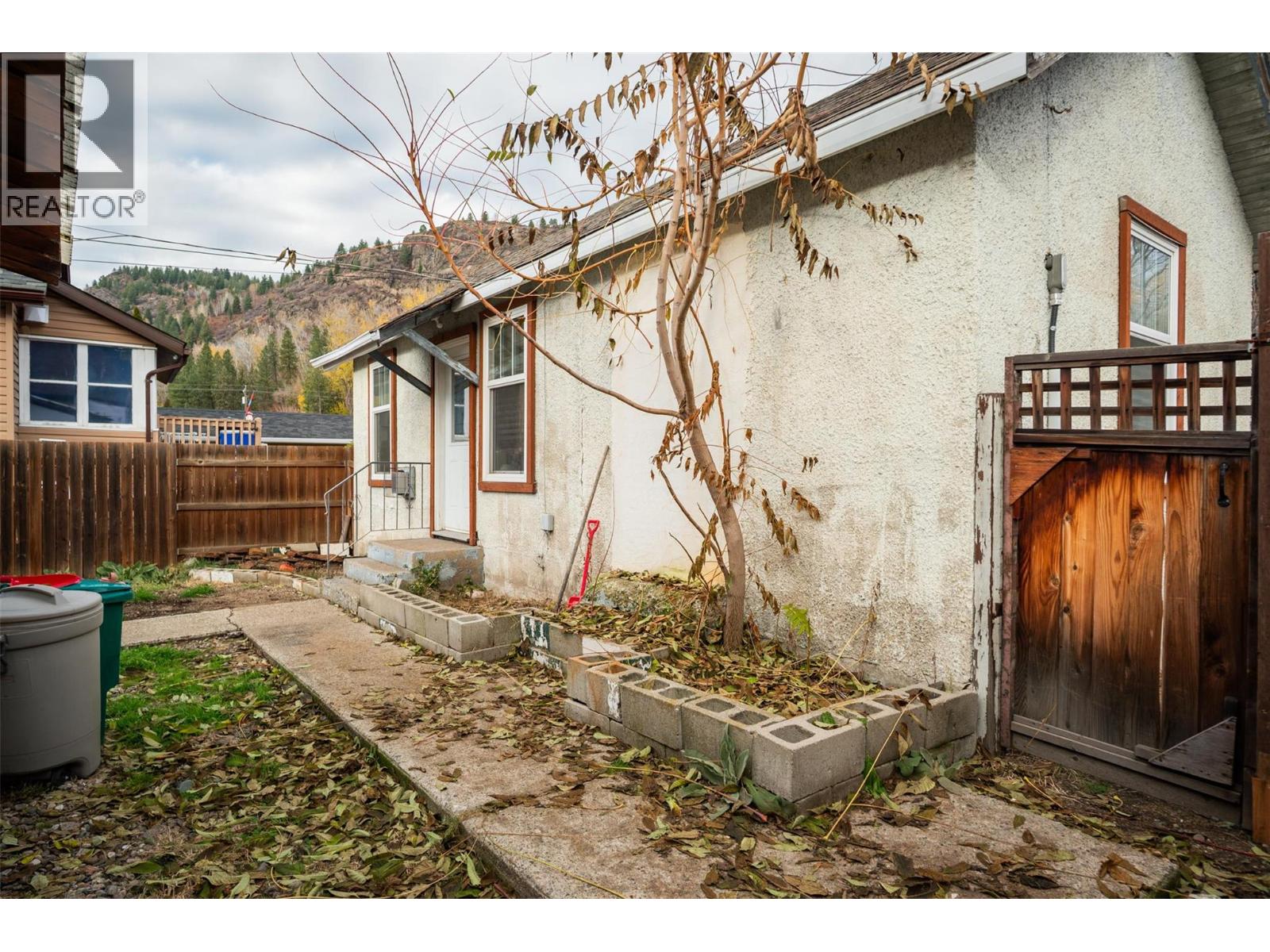 1347 Third Avenue, Trail