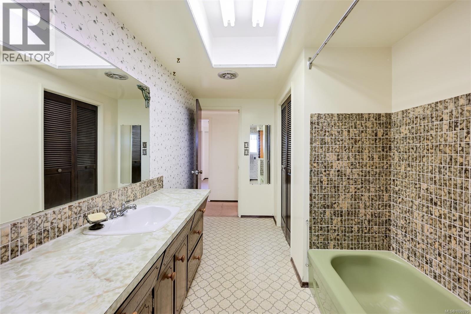 4203 Leeron Pl, Metchosin