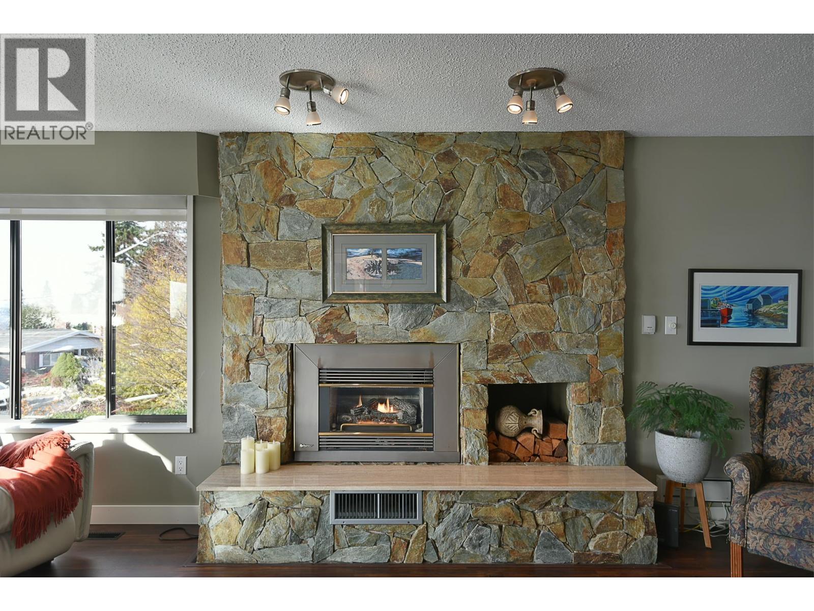 4926 LAUREL AVENUE, Sechelt