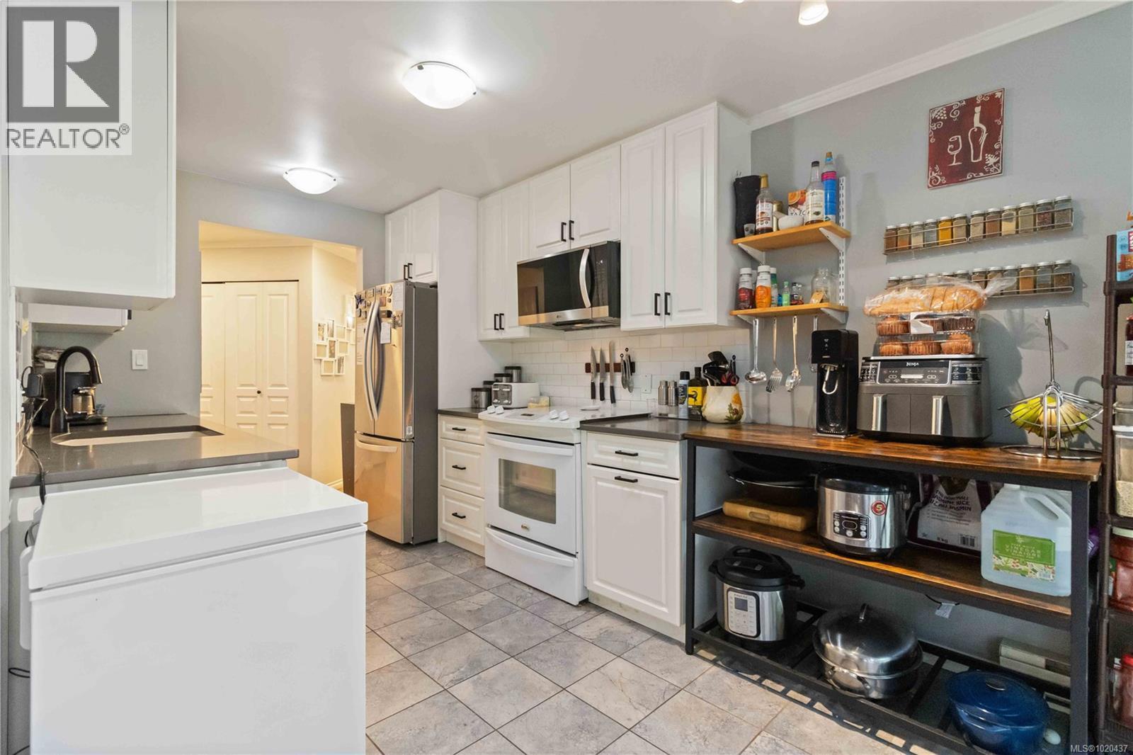 206 898 Vernon Ave, Saanich