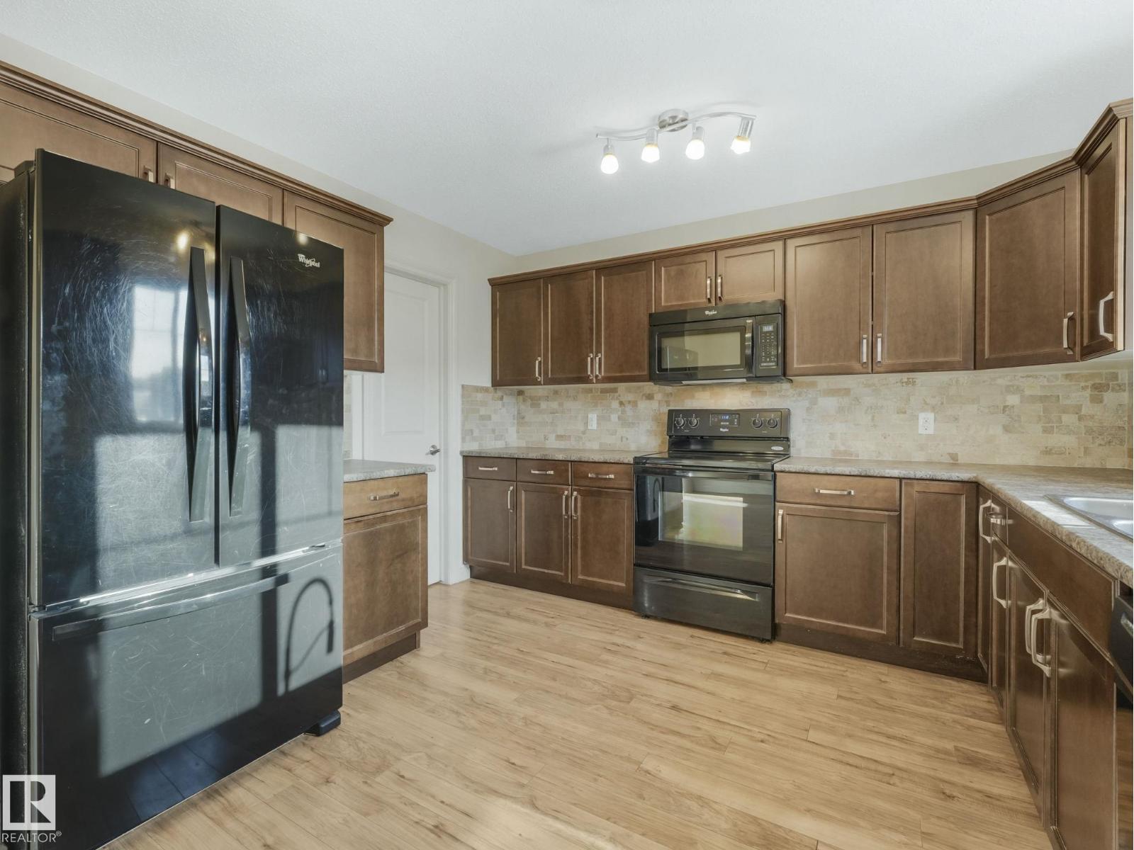 3003 16 AV NW, Edmonton