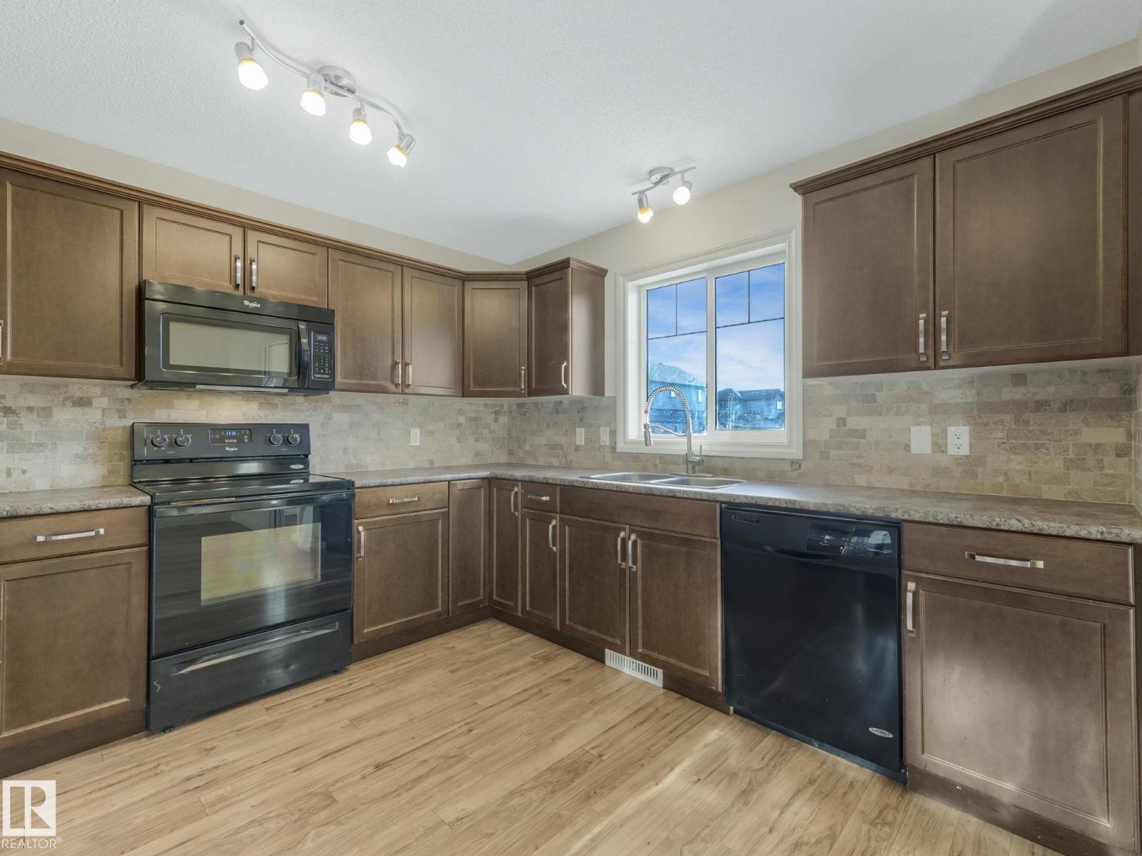 3003 16 AV NW, Edmonton