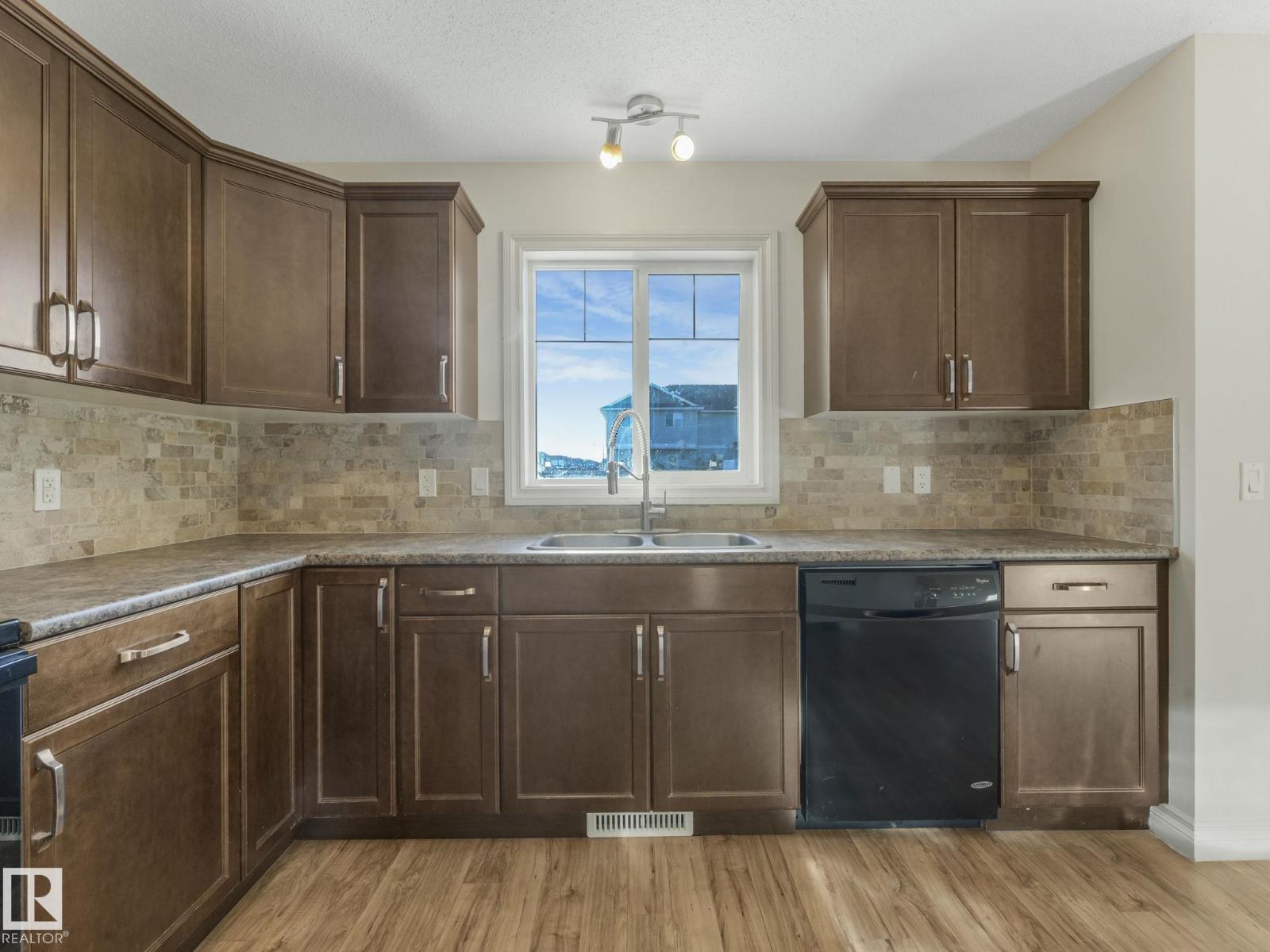 3003 16 AV NW, Edmonton