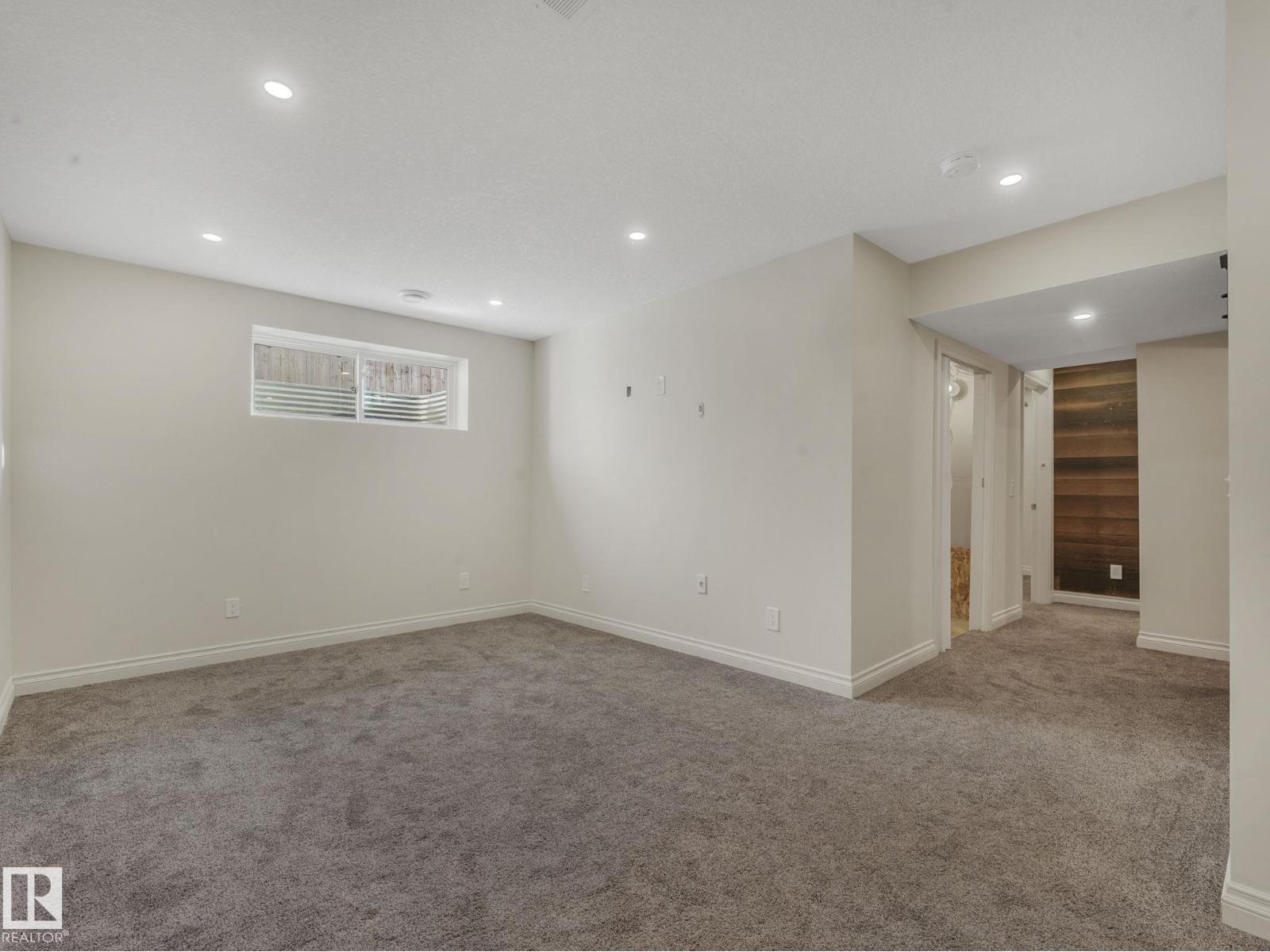 3003 16 AV NW, Edmonton