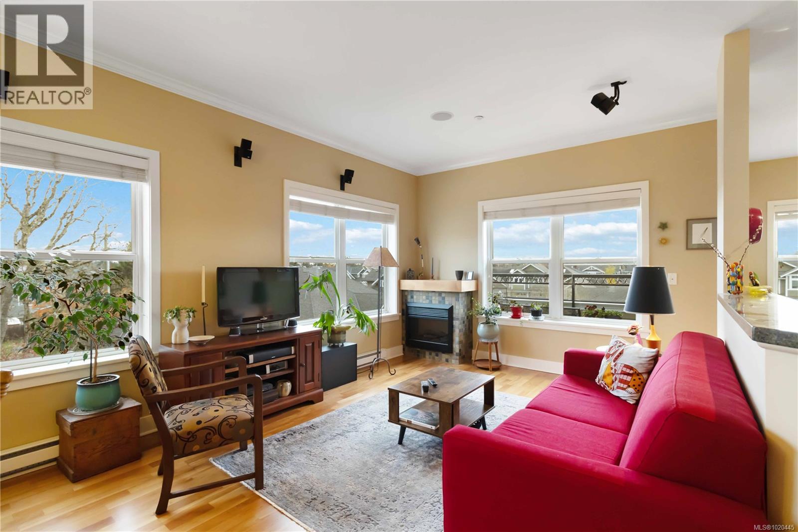 201 10520 McDonald Park Rd, North Saanich