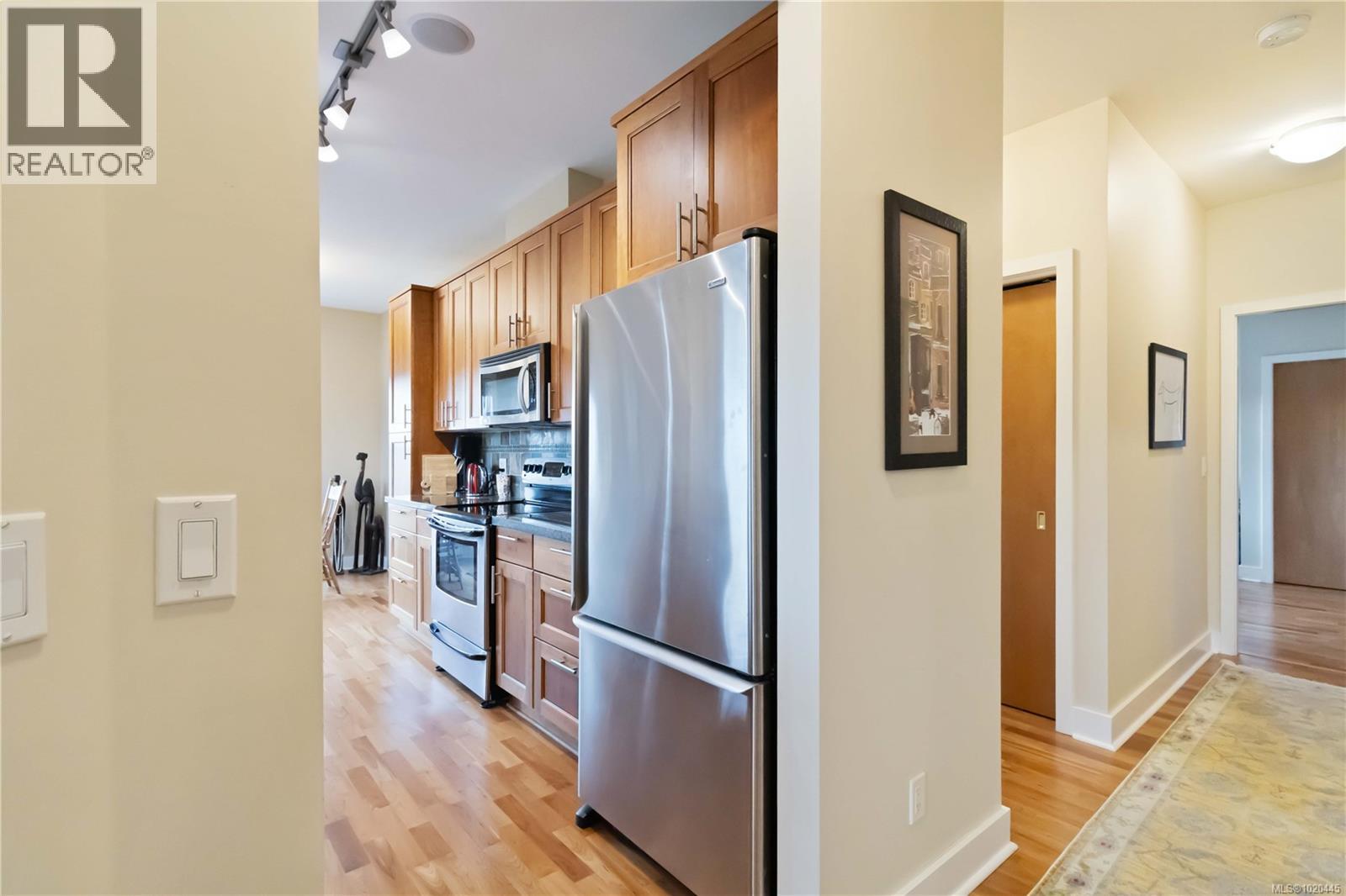 201 10520 McDonald Park Rd, North Saanich