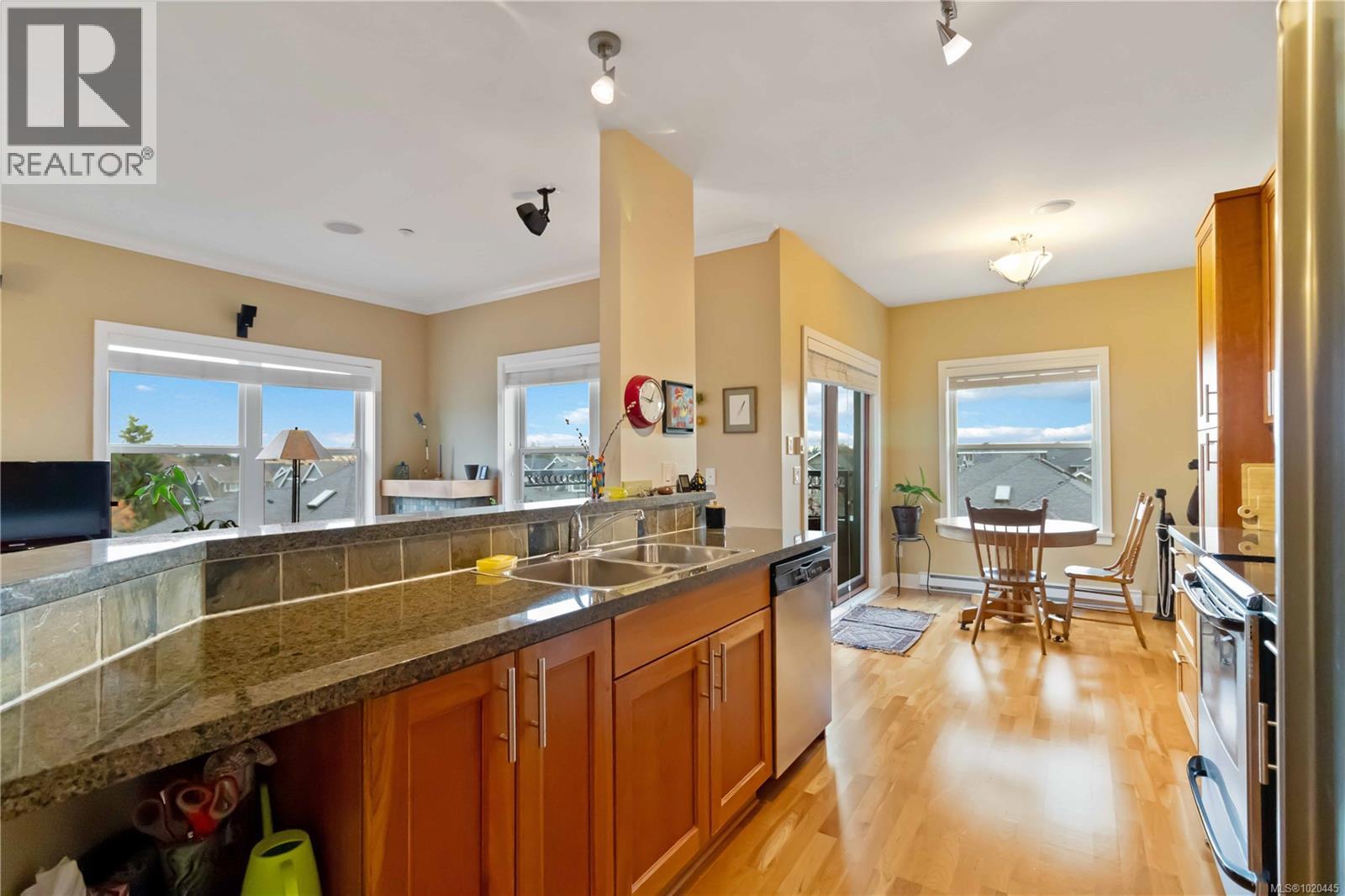 201 10520 McDonald Park Rd, North Saanich