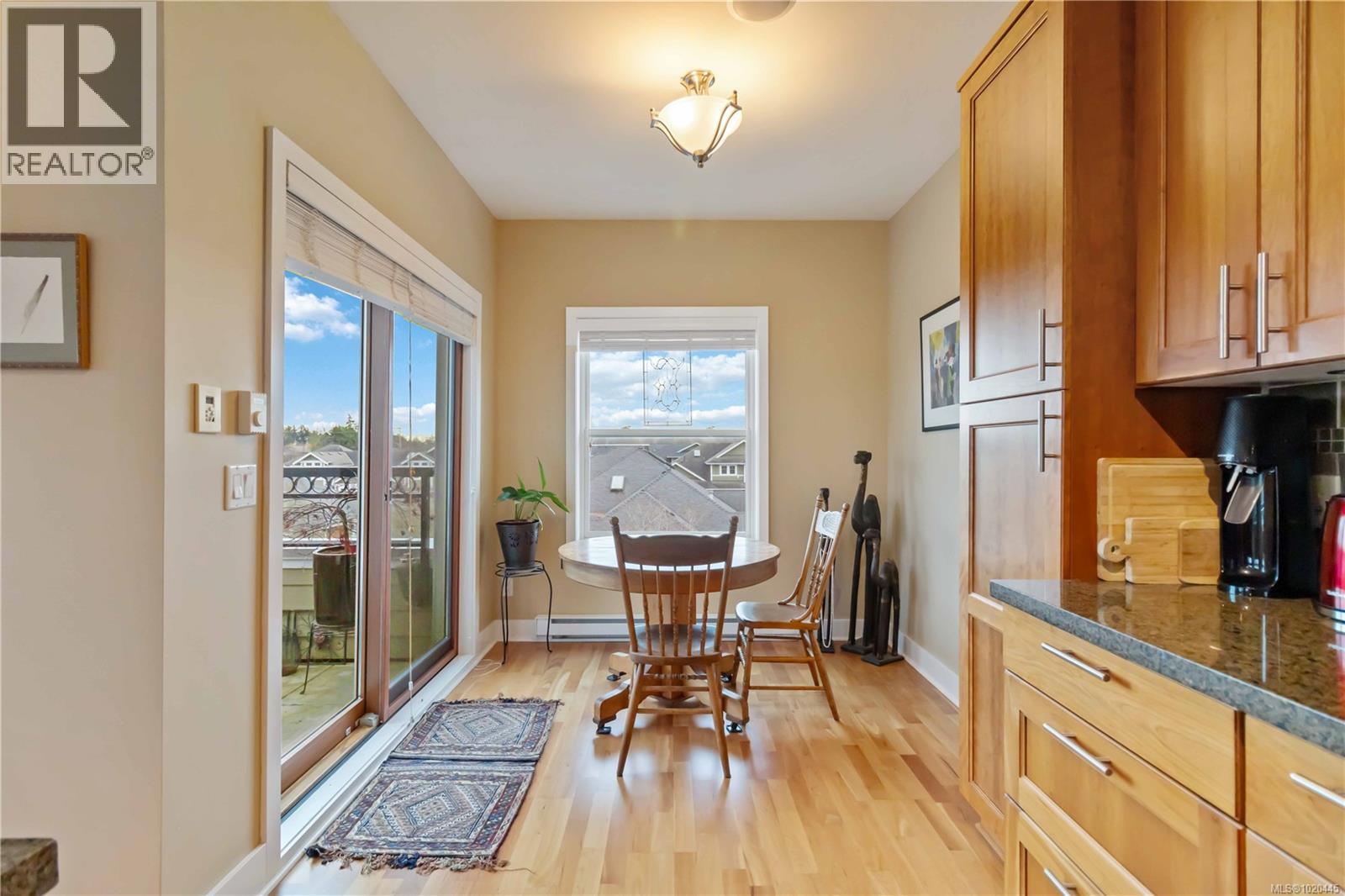 201 10520 McDonald Park Rd, North Saanich