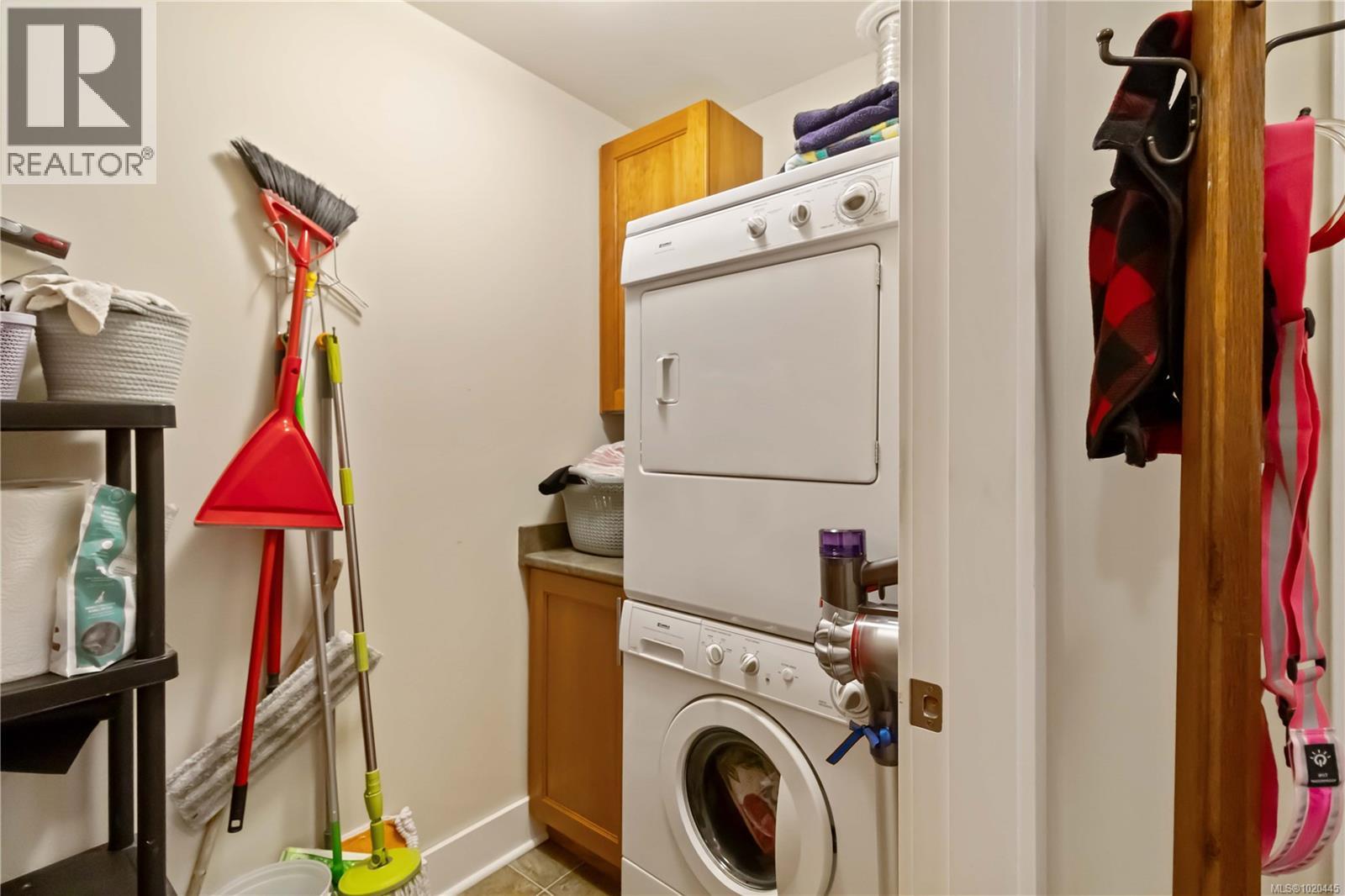 201 10520 McDonald Park Rd, North Saanich