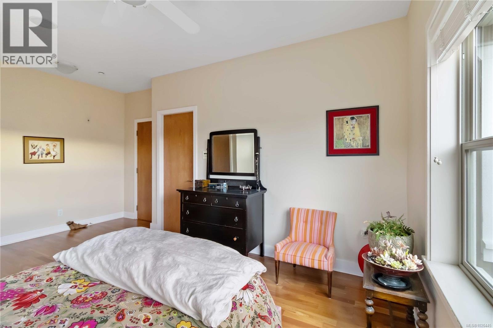 201 10520 McDonald Park Rd, North Saanich