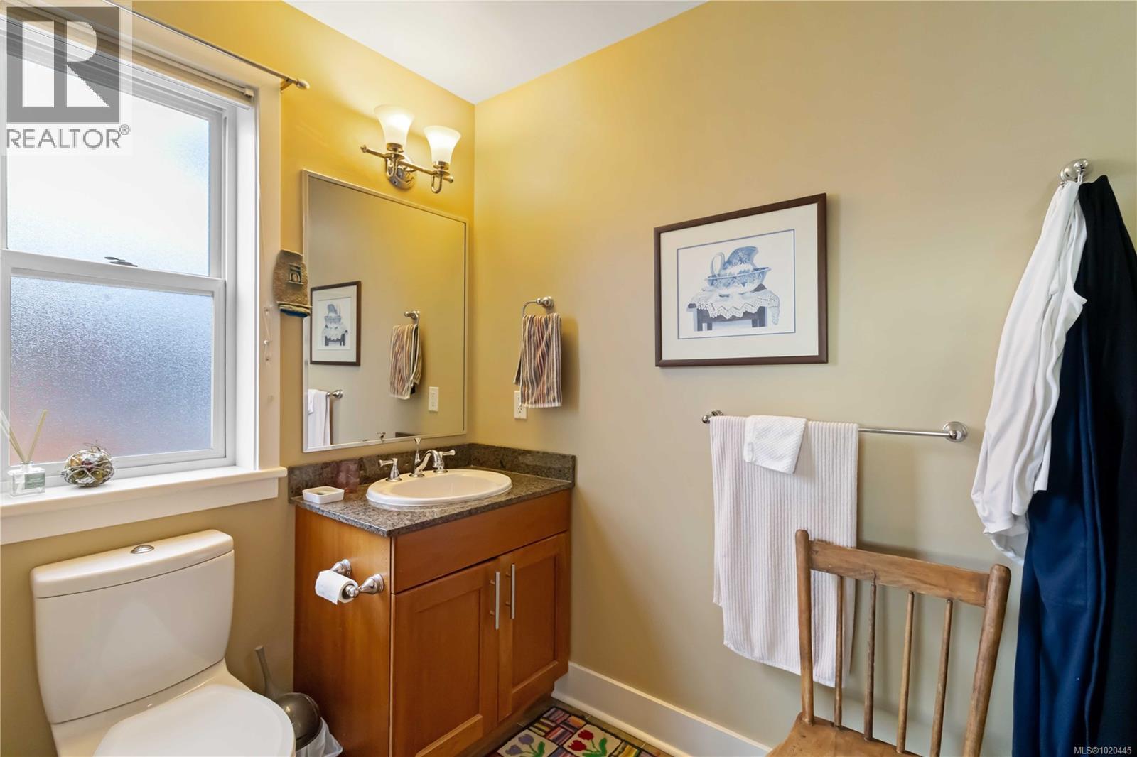 201 10520 McDonald Park Rd, North Saanich