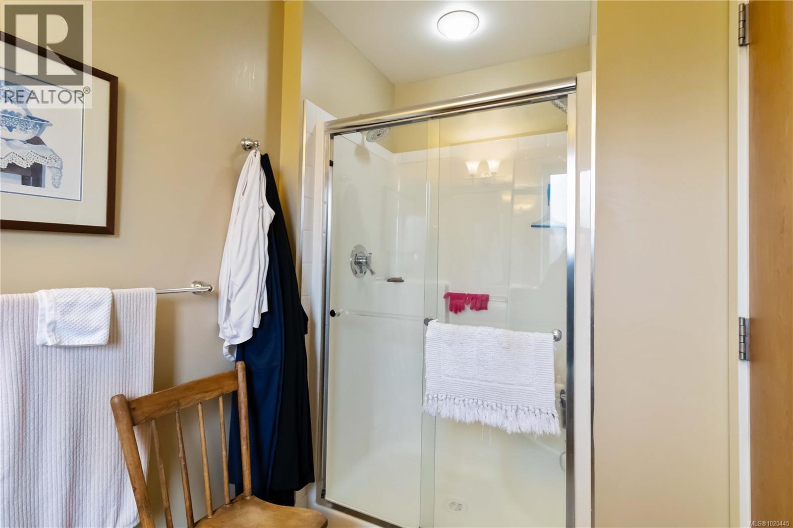 201 10520 McDonald Park Rd, North Saanich