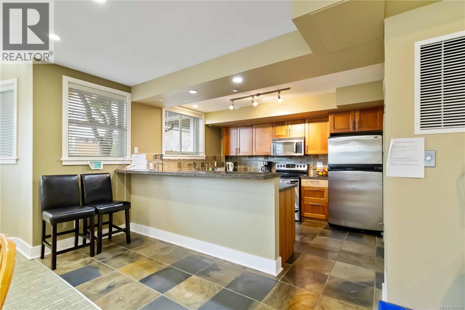 201 10520 McDonald Park Rd, North Saanich