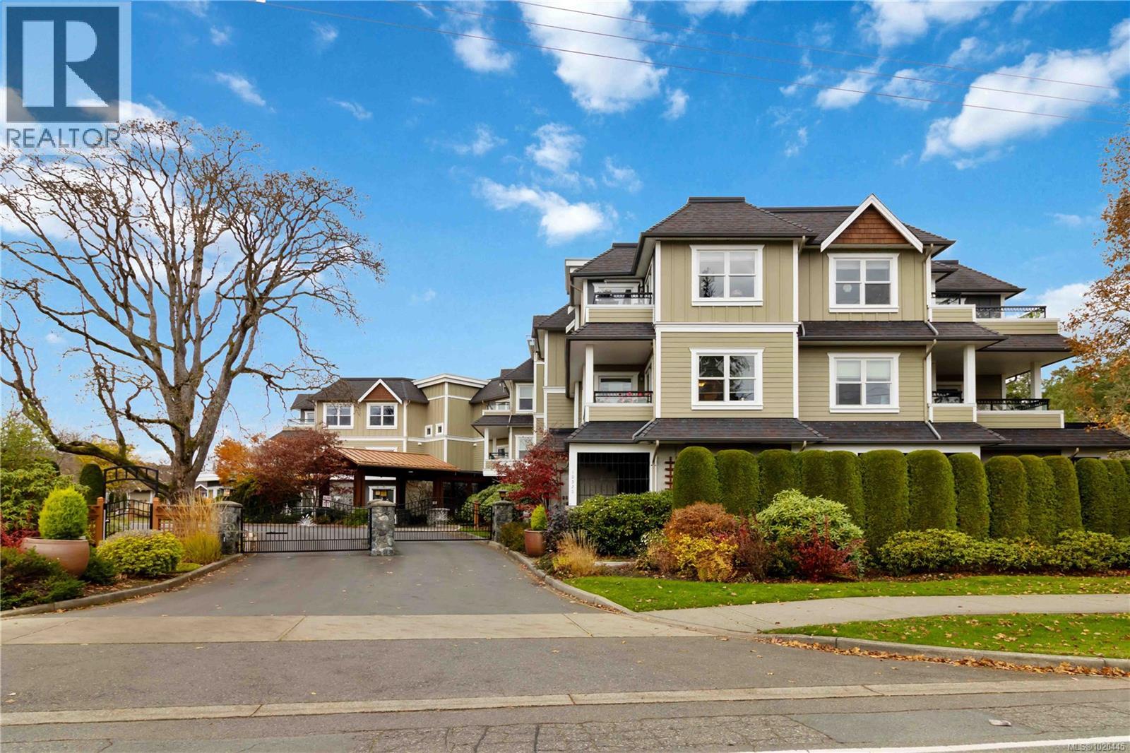 201 10520 McDonald Park Rd, North Saanich