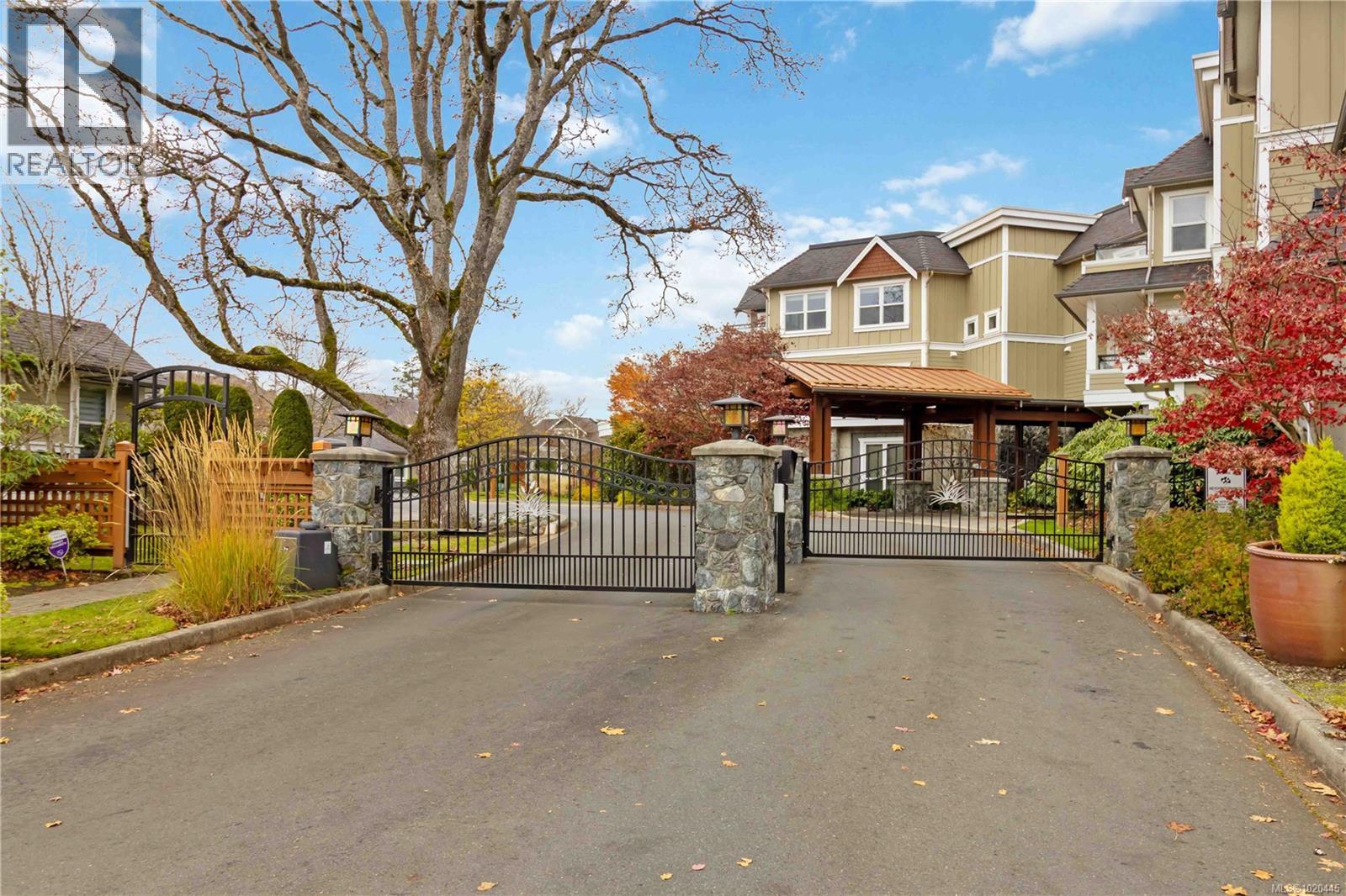 201 10520 McDonald Park Rd, North Saanich