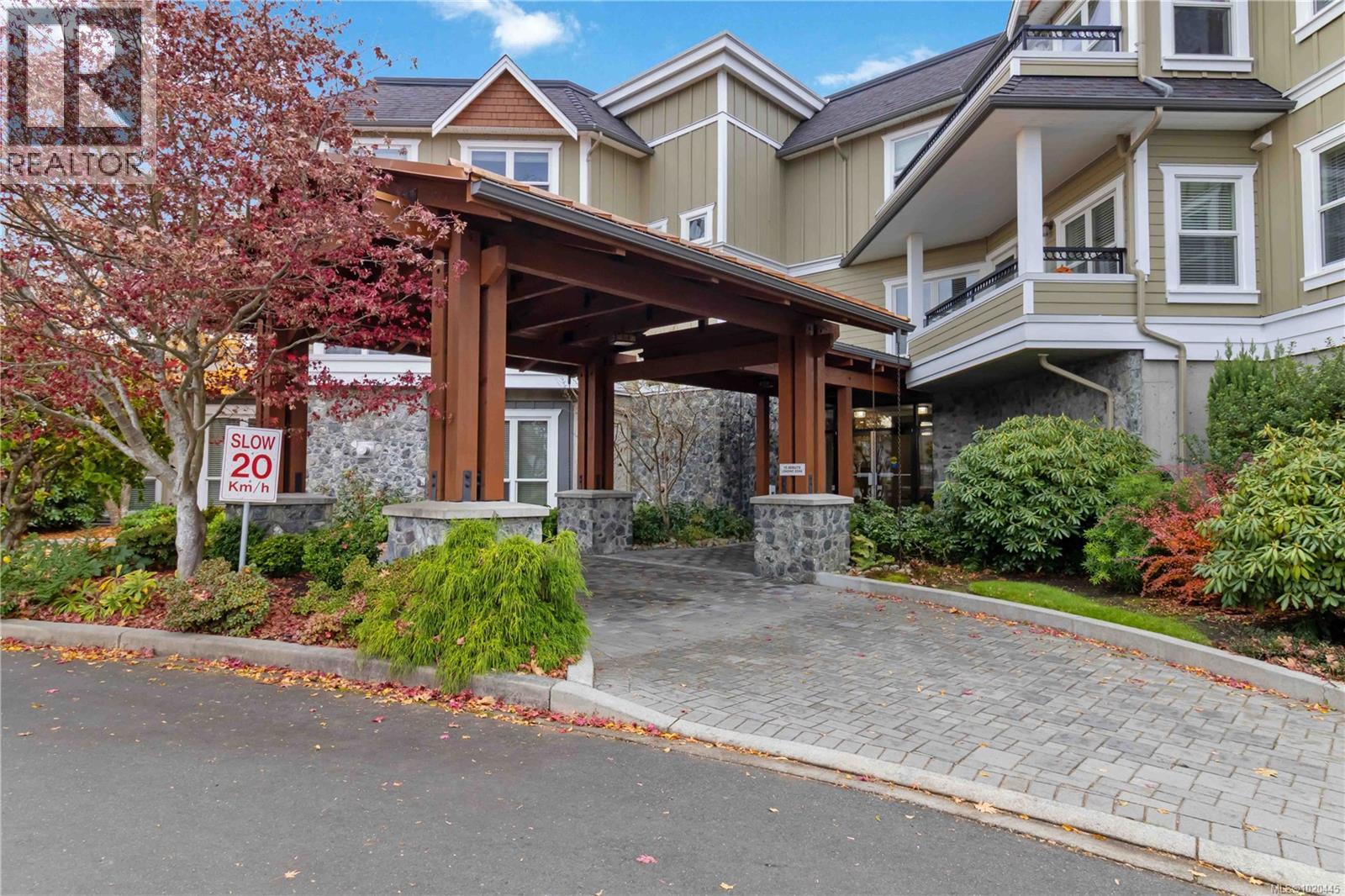 201 10520 McDonald Park Rd, North Saanich