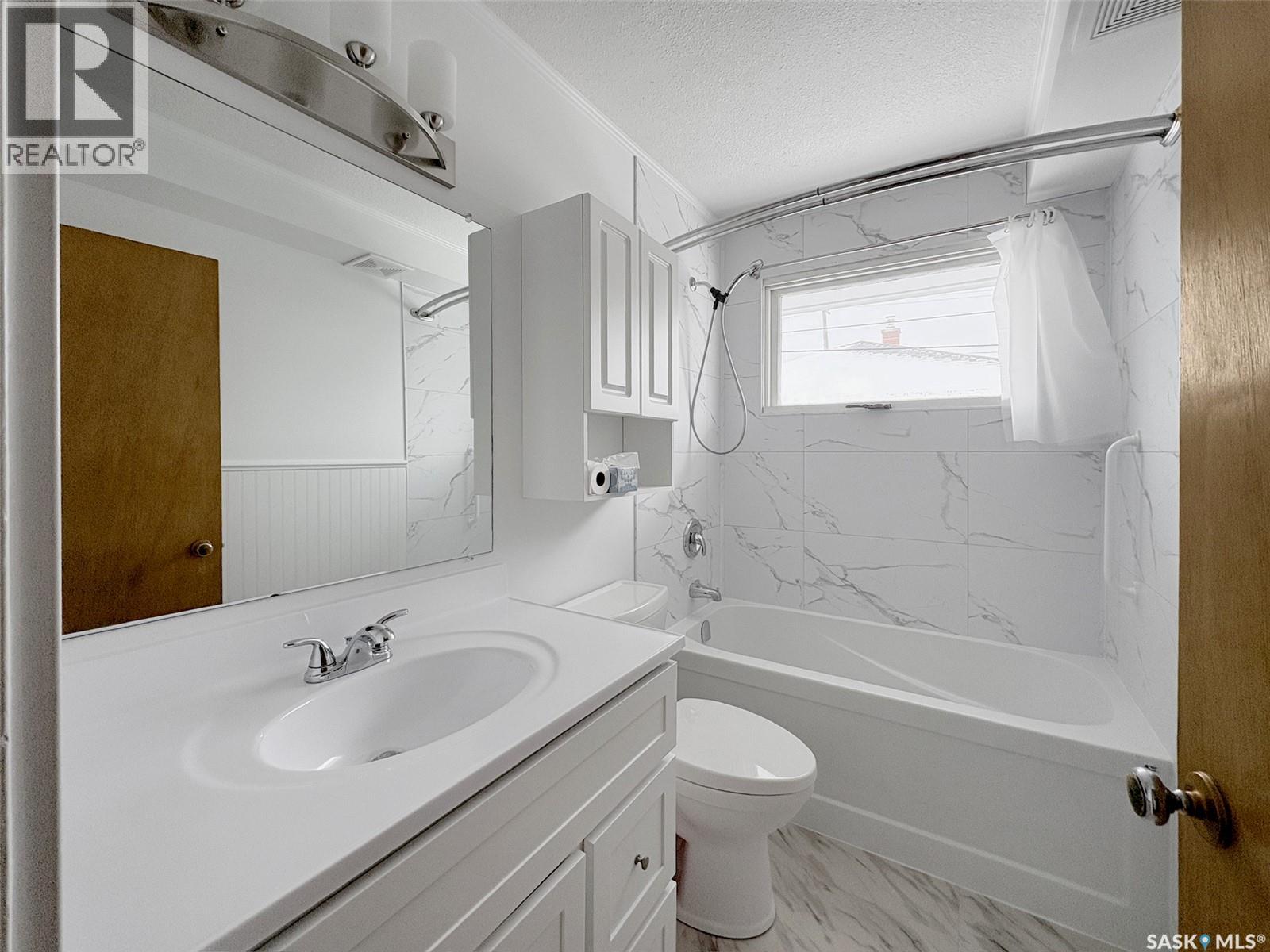 Single Family House Bungalow for Sale in  th AVENUE NE Swift Current 