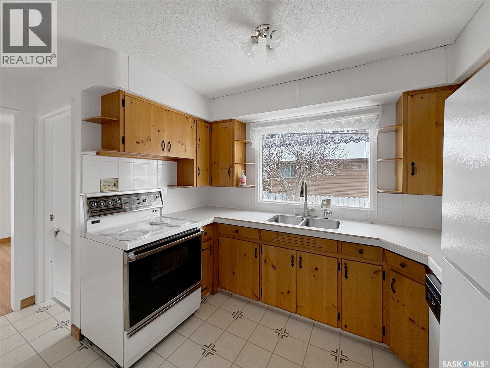 Single Family House Bungalow for Sale in  th AVENUE NE Swift Current 