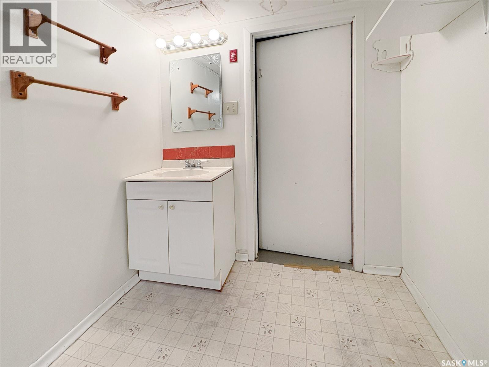 Single Family House Bungalow for Sale in  th AVENUE NE Swift Current 