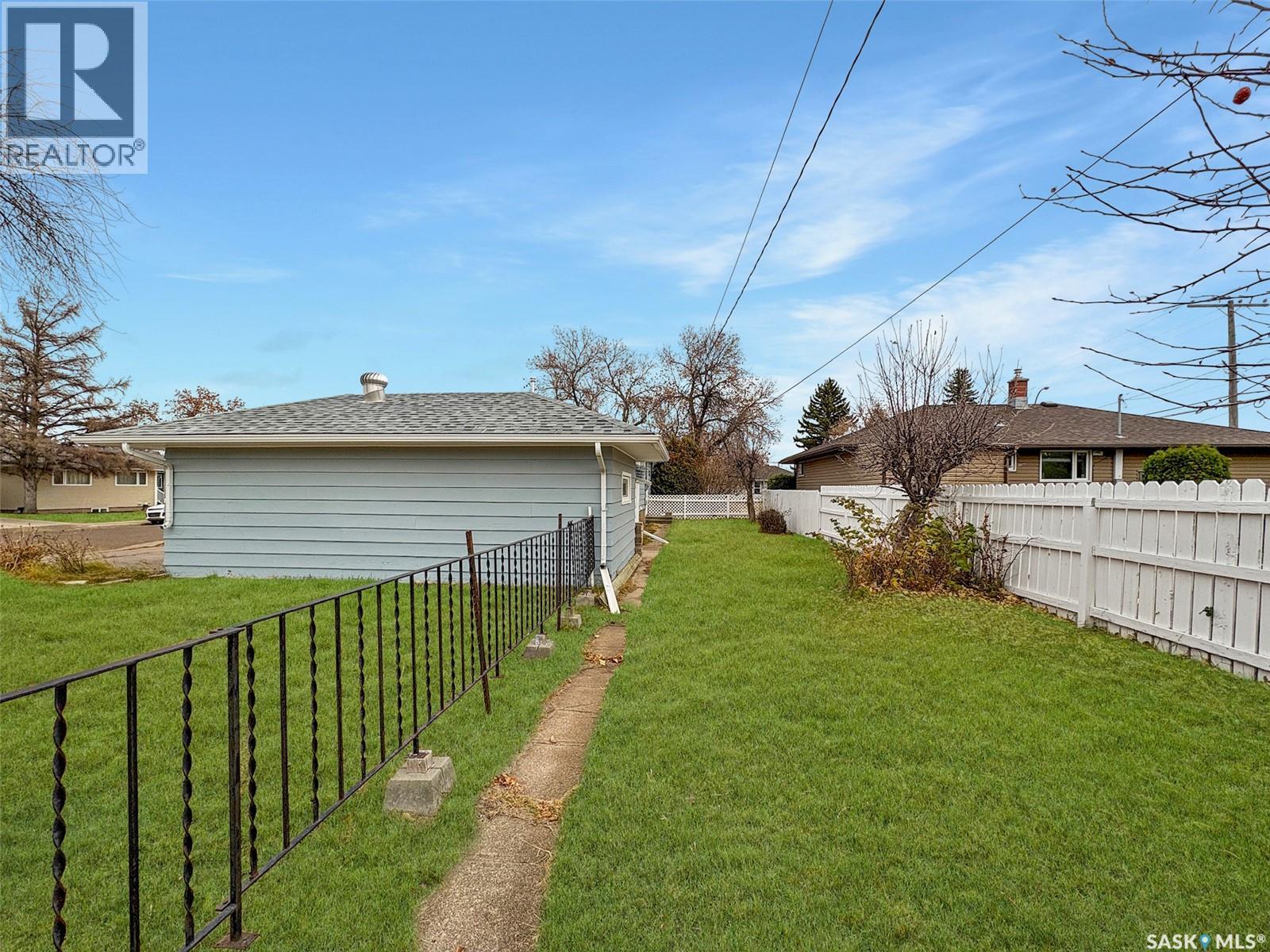 Single Family House Bungalow for Sale in  th AVENUE NE Swift Current 