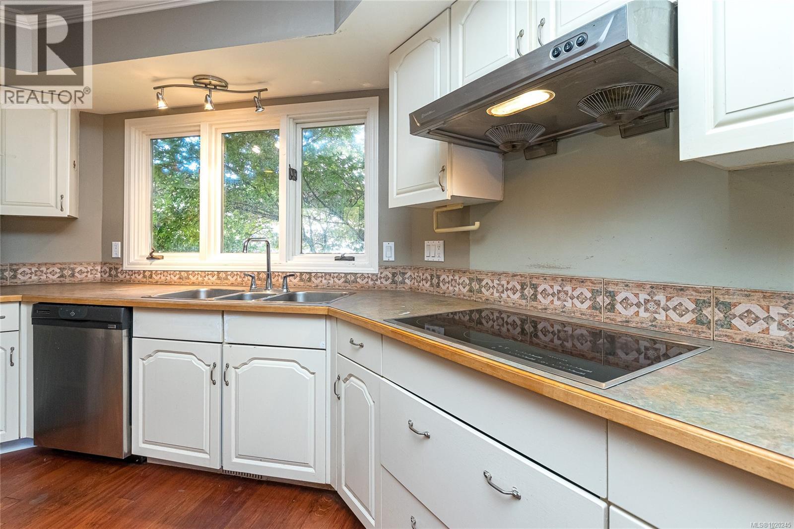  3910 Gibson Court, Saanich