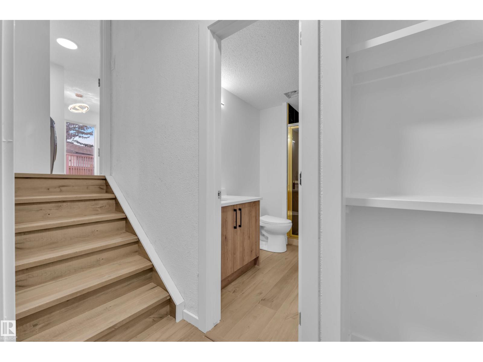 1136 49 ST NW, Edmonton