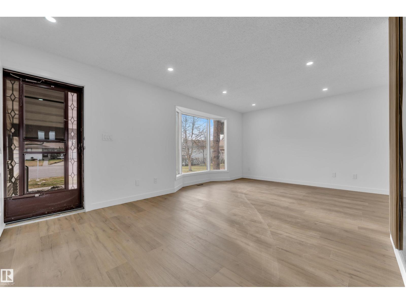 1136 49 ST NW, Edmonton