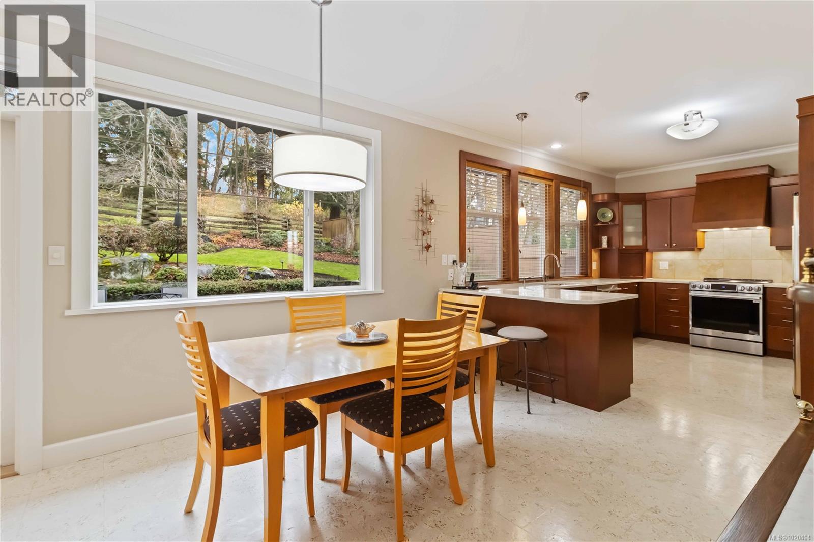  805 Rogers Way, Saanich