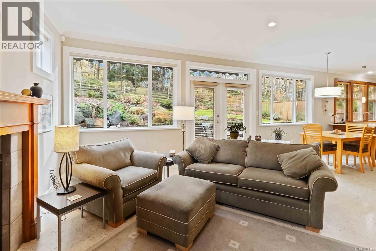  805 Rogers Way, Saanich