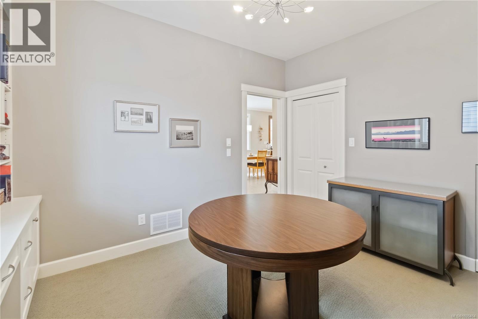  805 Rogers Way, Saanich