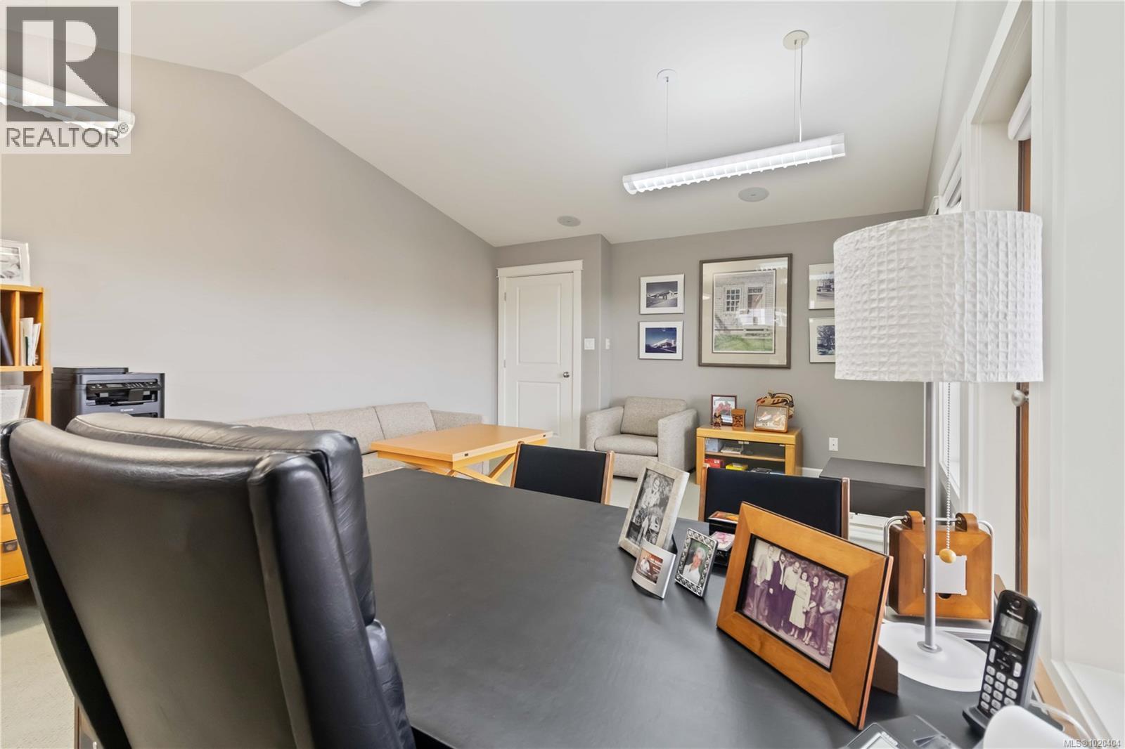  805 Rogers Way, Saanich