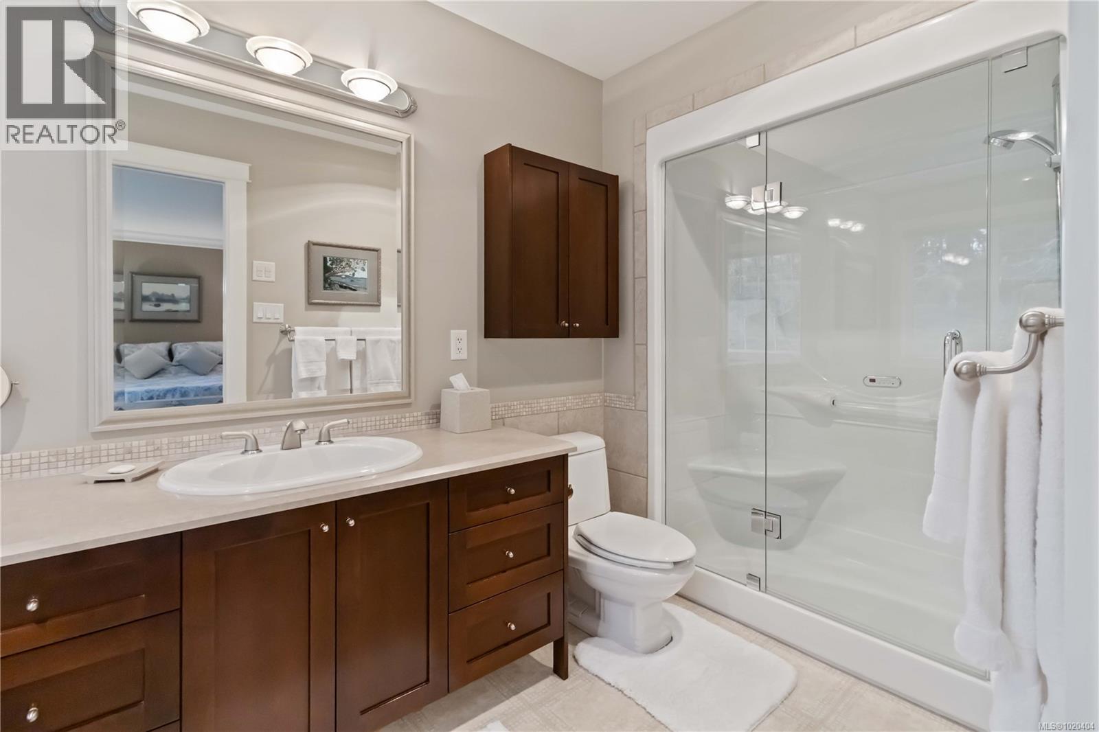  805 Rogers Way, Saanich