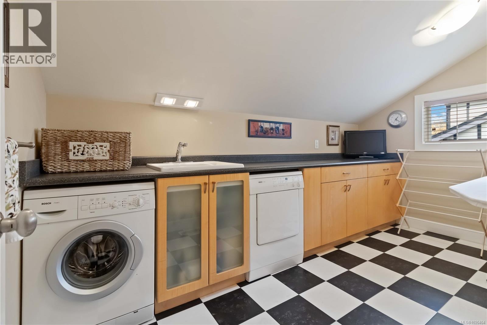  805 Rogers Way, Saanich