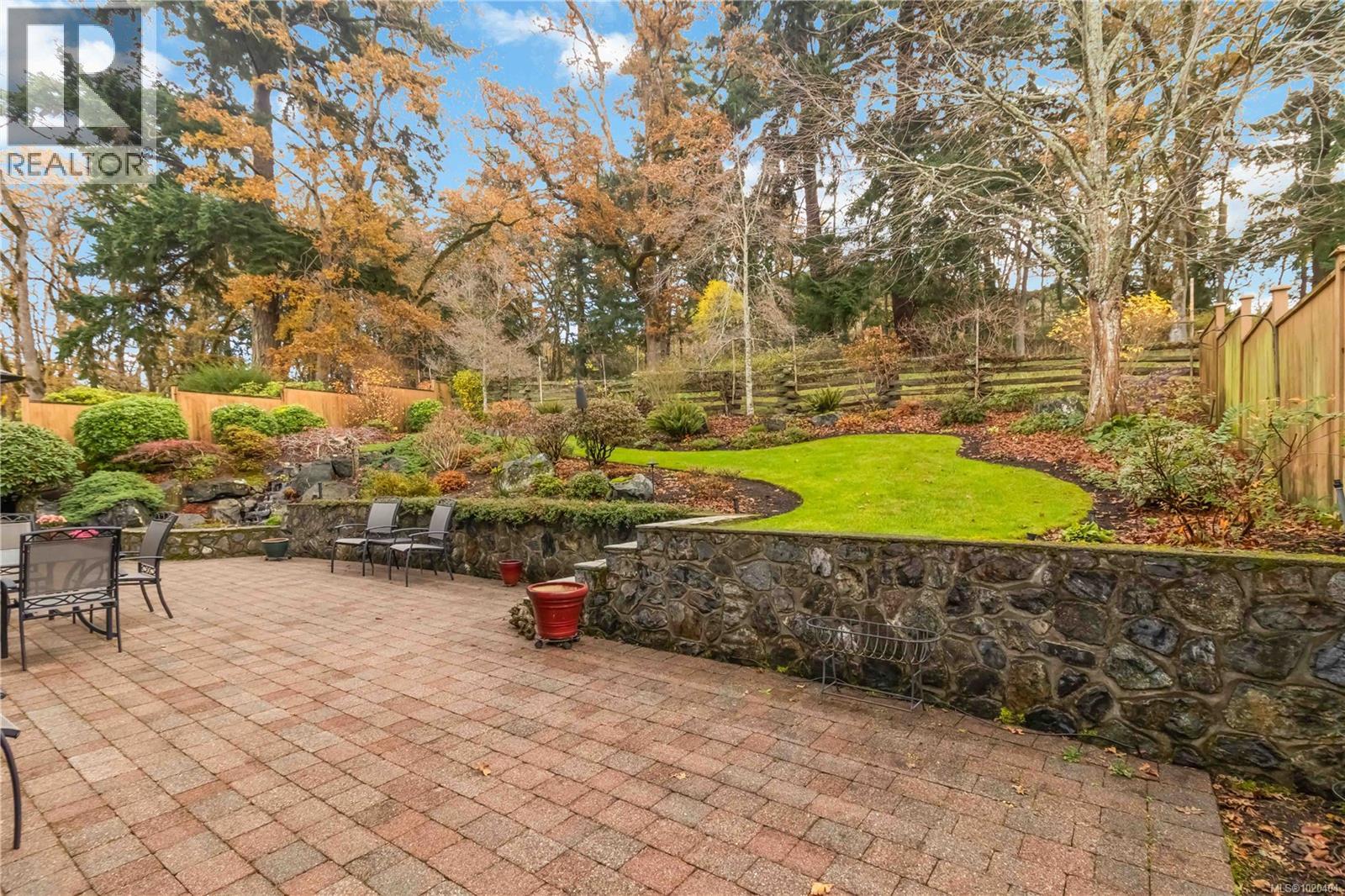  805 Rogers Way, Saanich