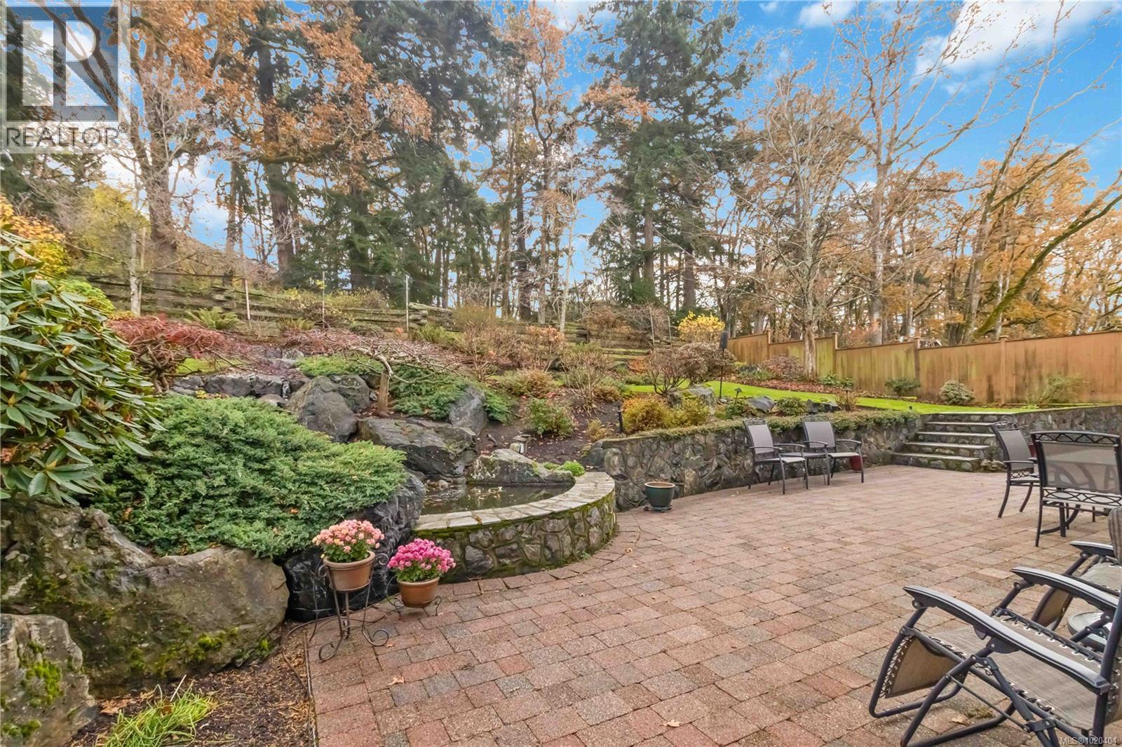  805 Rogers Way, Saanich